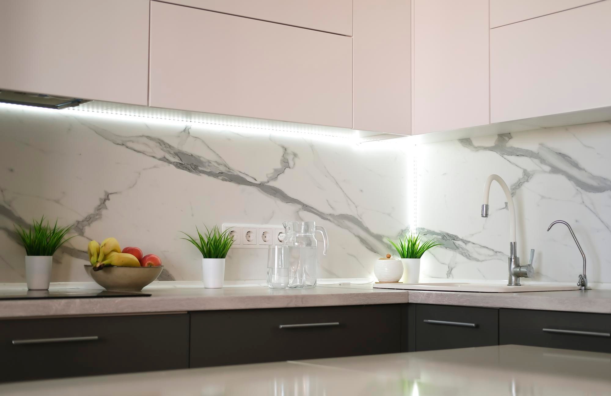 Küchenrückwände aus Glas: häufige Montagefehler und wie du sie vermeidest