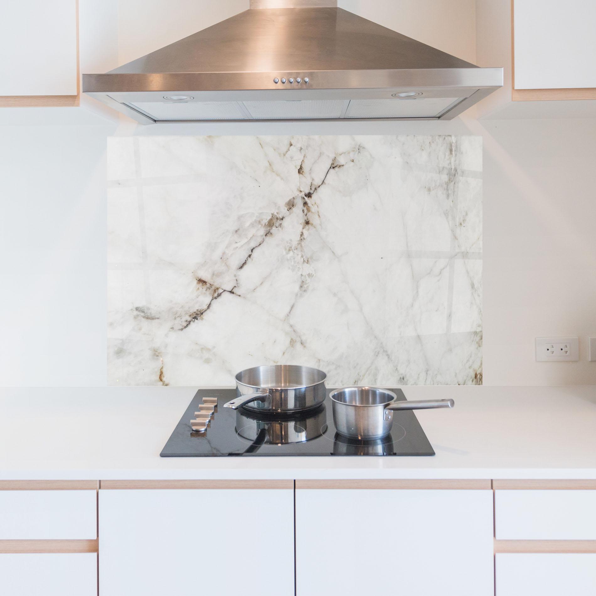 Küchenrückwand Glas Close Up White Marble mockup 5