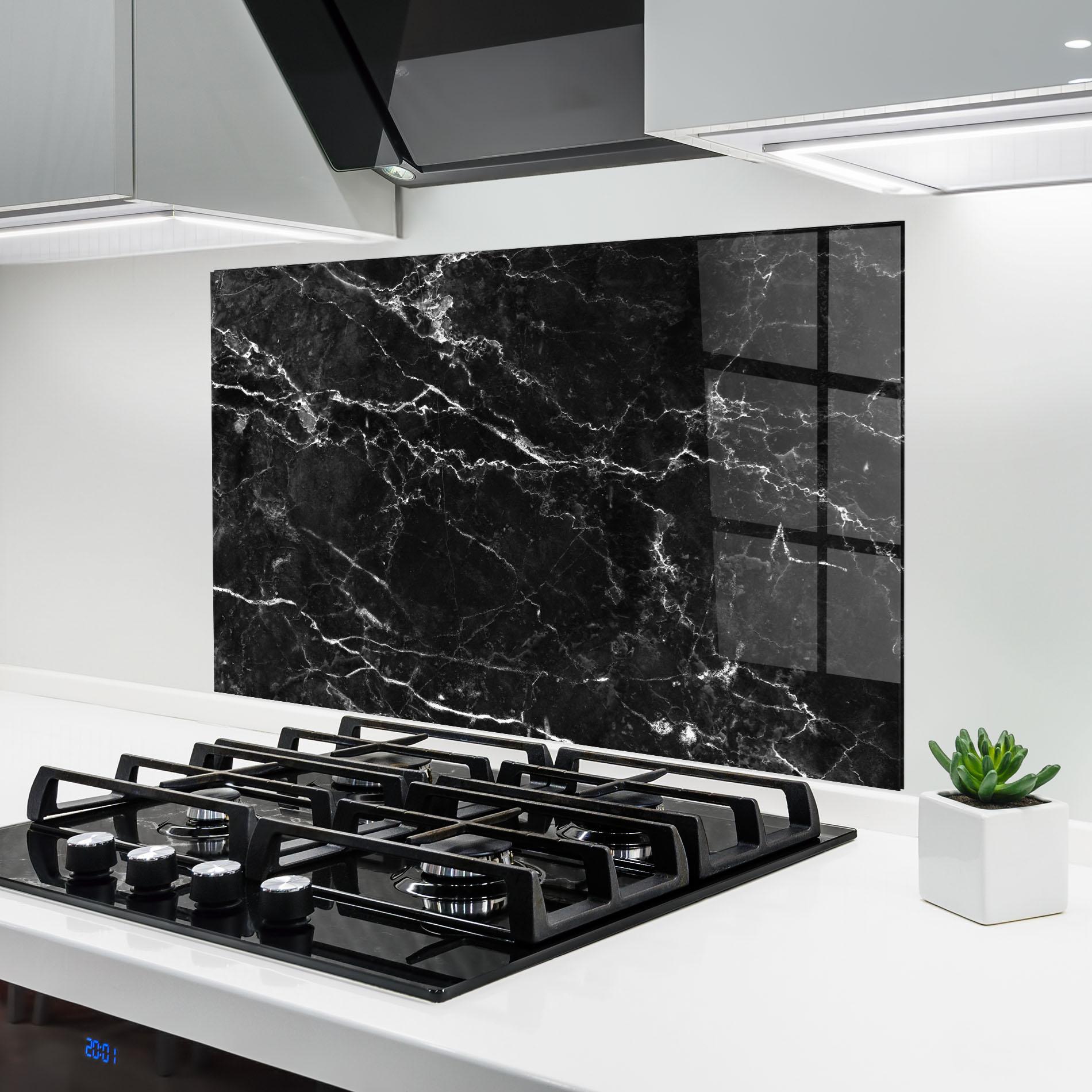 Küchenrückwand Glas Black White Marble mockup 6