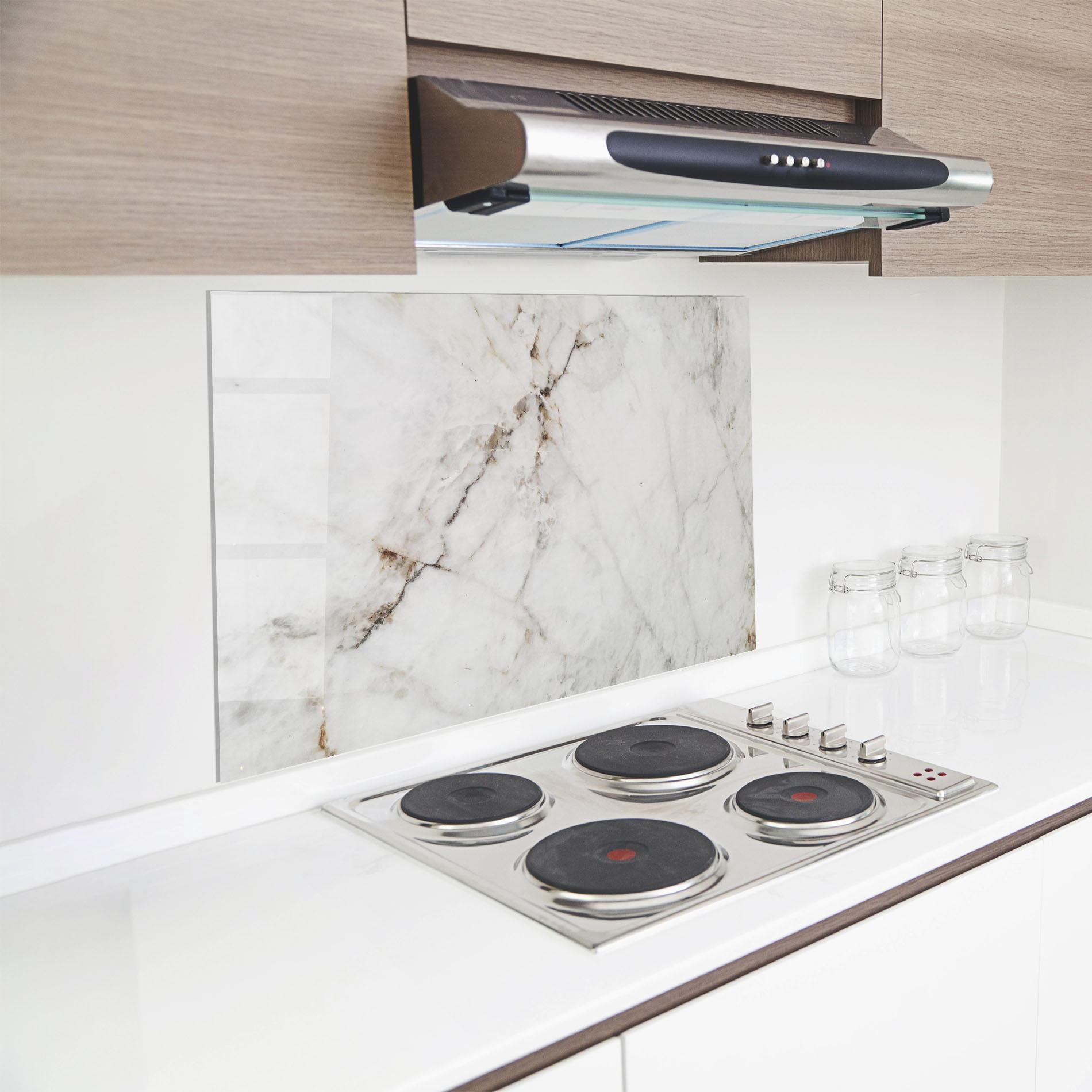 Küchenrückwand Glas Close Up White Marble mockup 8