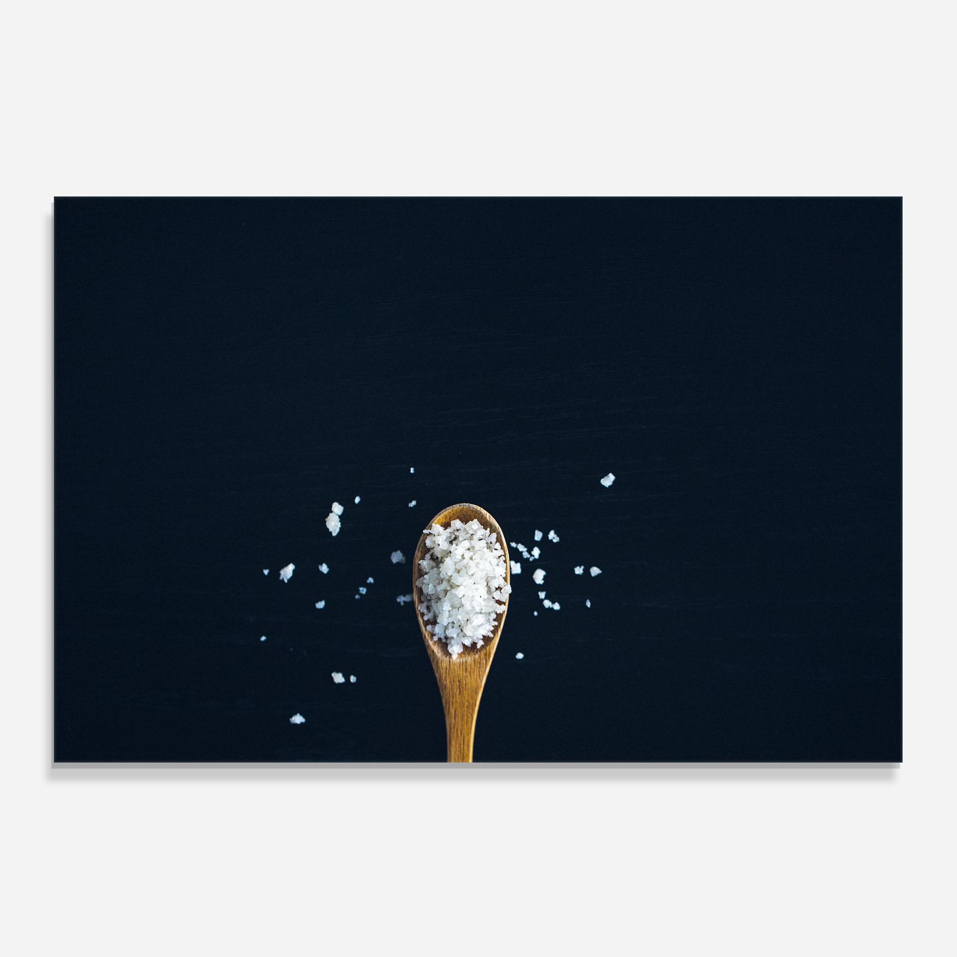 Küchenrückwand Glas Salt On Black mockup 0