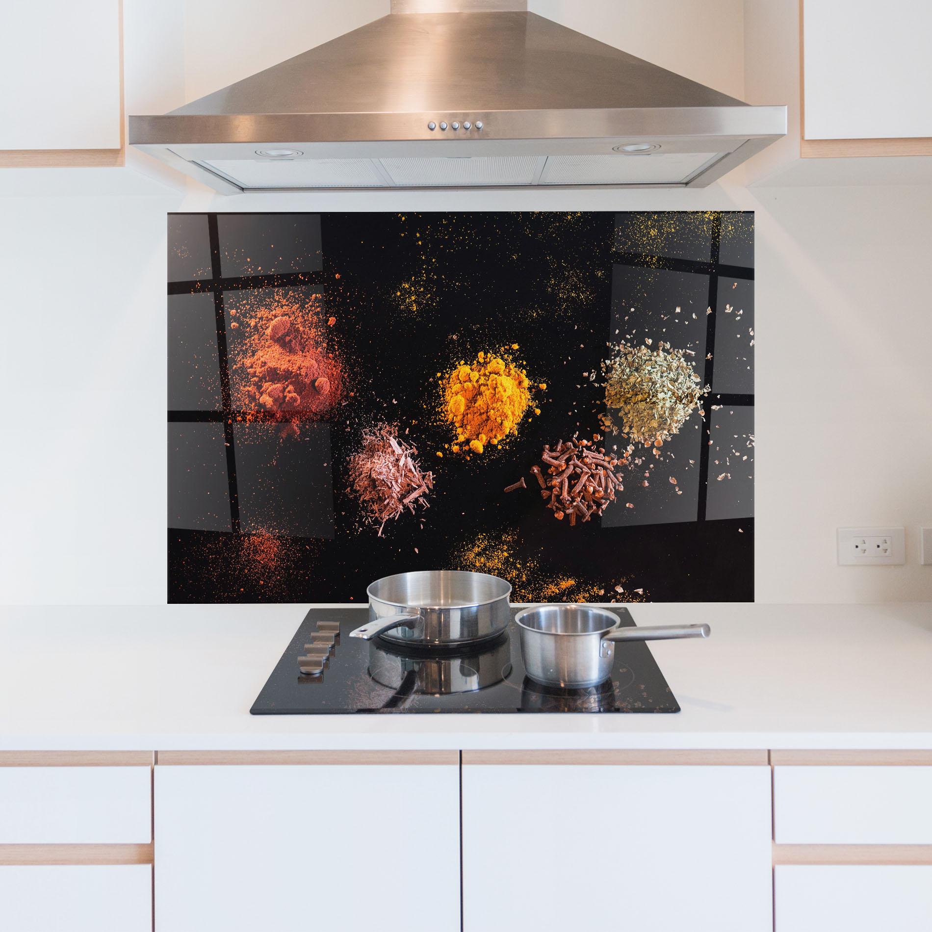 Küchenrückwand Glas Powder On Black mockup 5