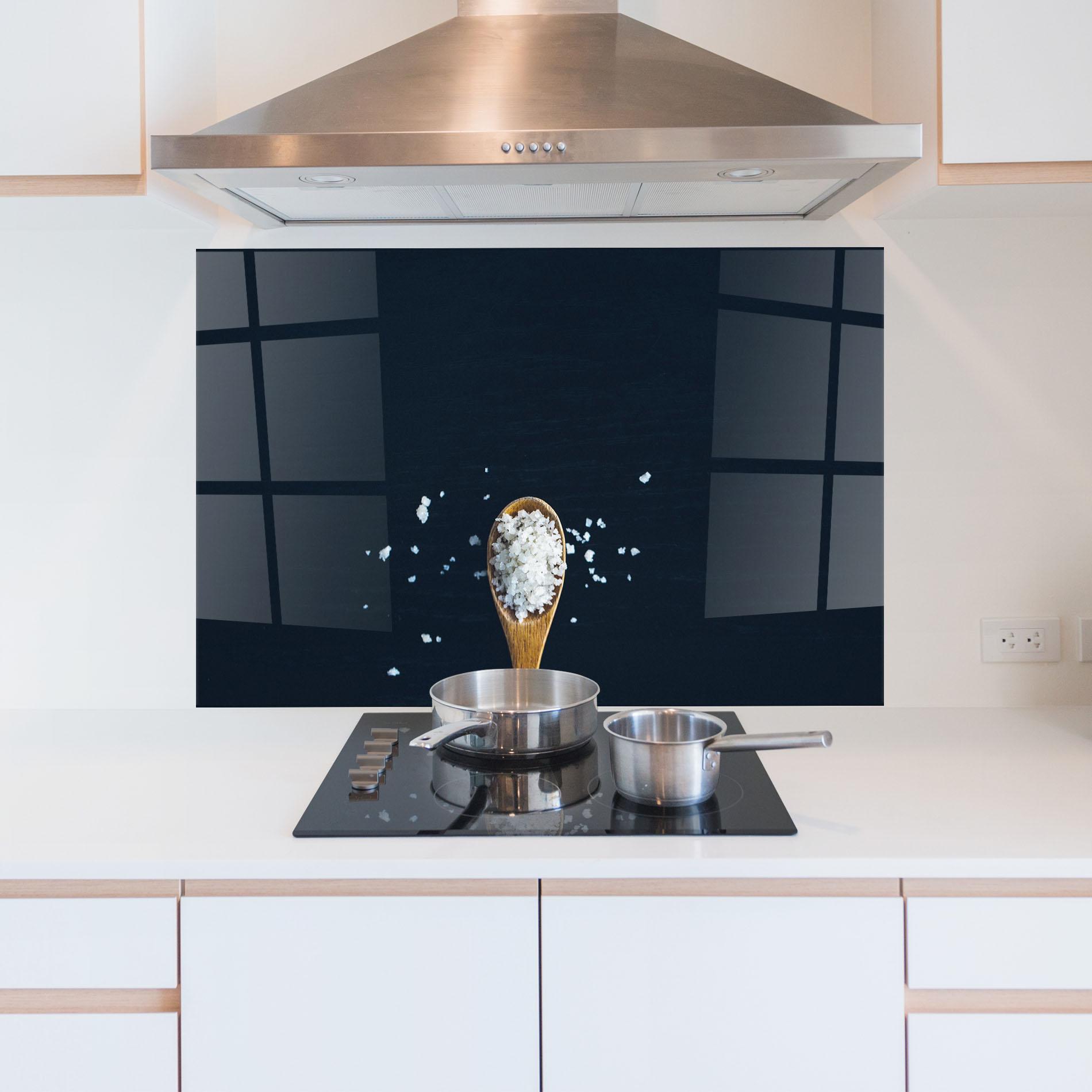 Küchenrückwand Glas Salt On Black mockup 5