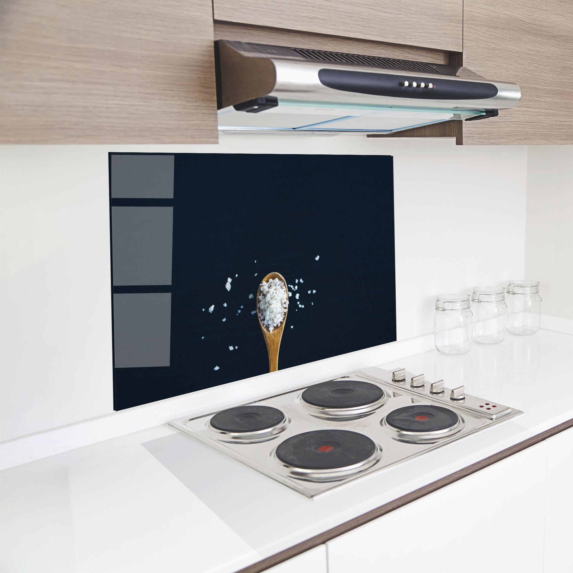 Küchenrückwand Glas Salt On Black mockup 8