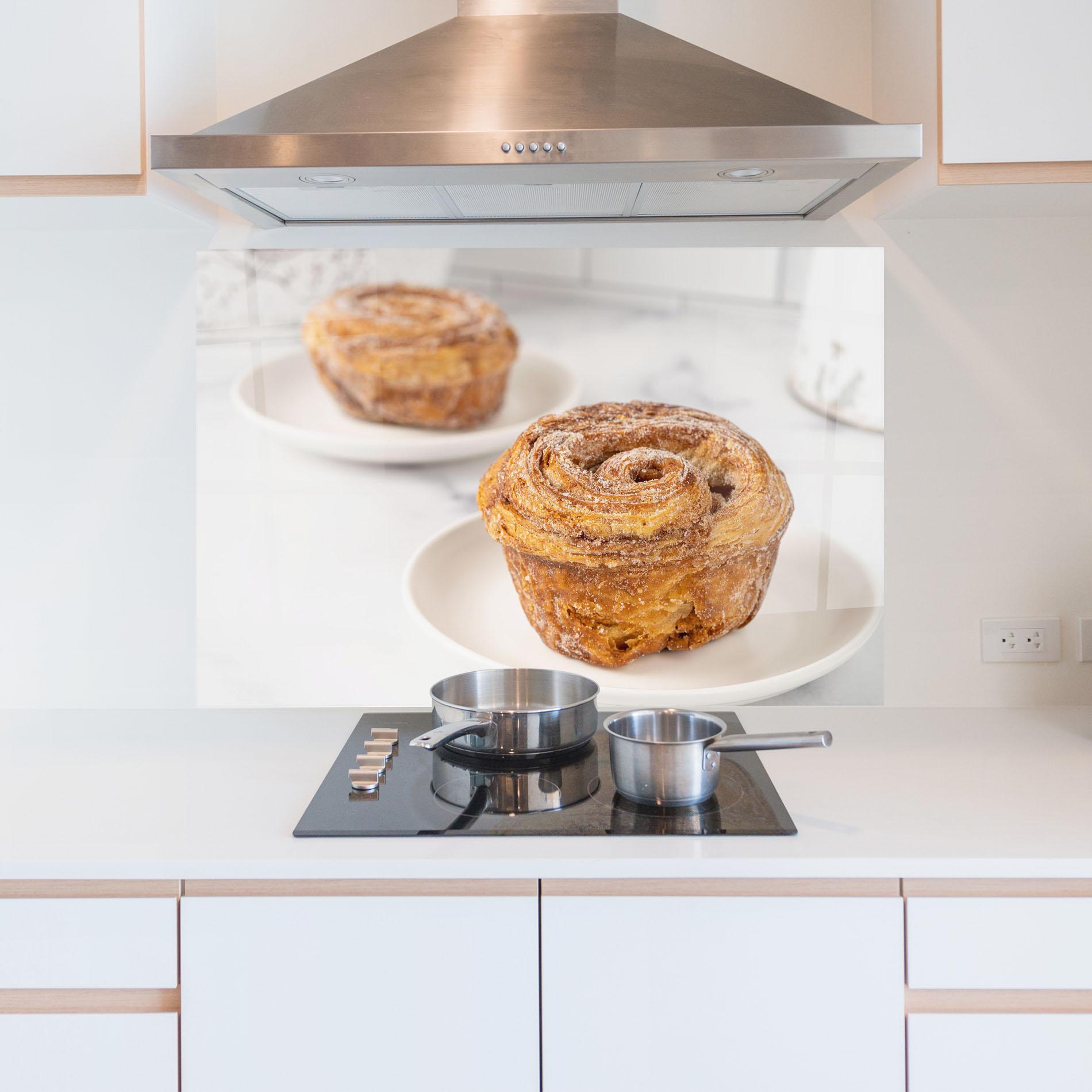 Küchenrückwand Glas Cinnamon Roll mockup 5