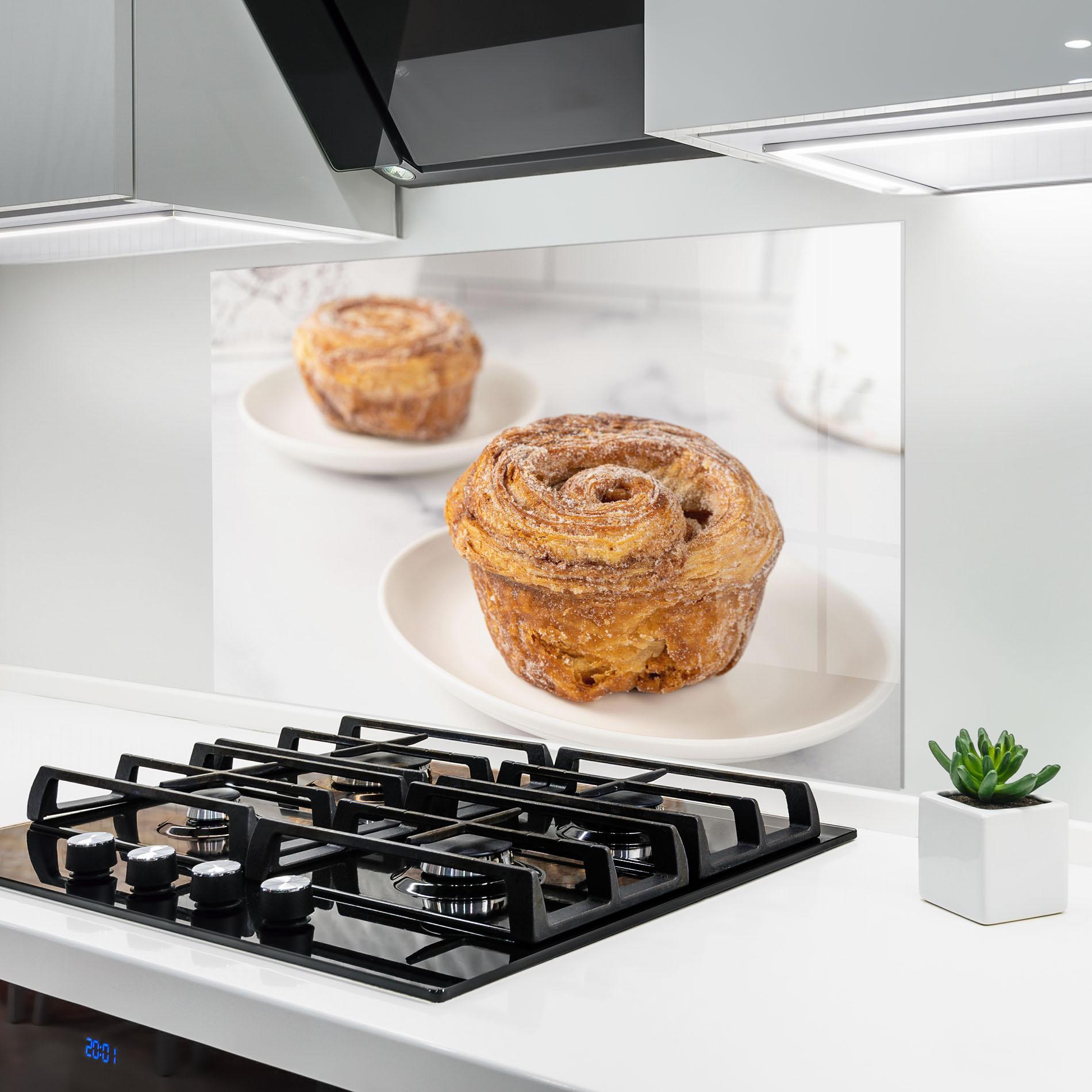 Küchenrückwand Glas Cinnamon Roll mockup 6