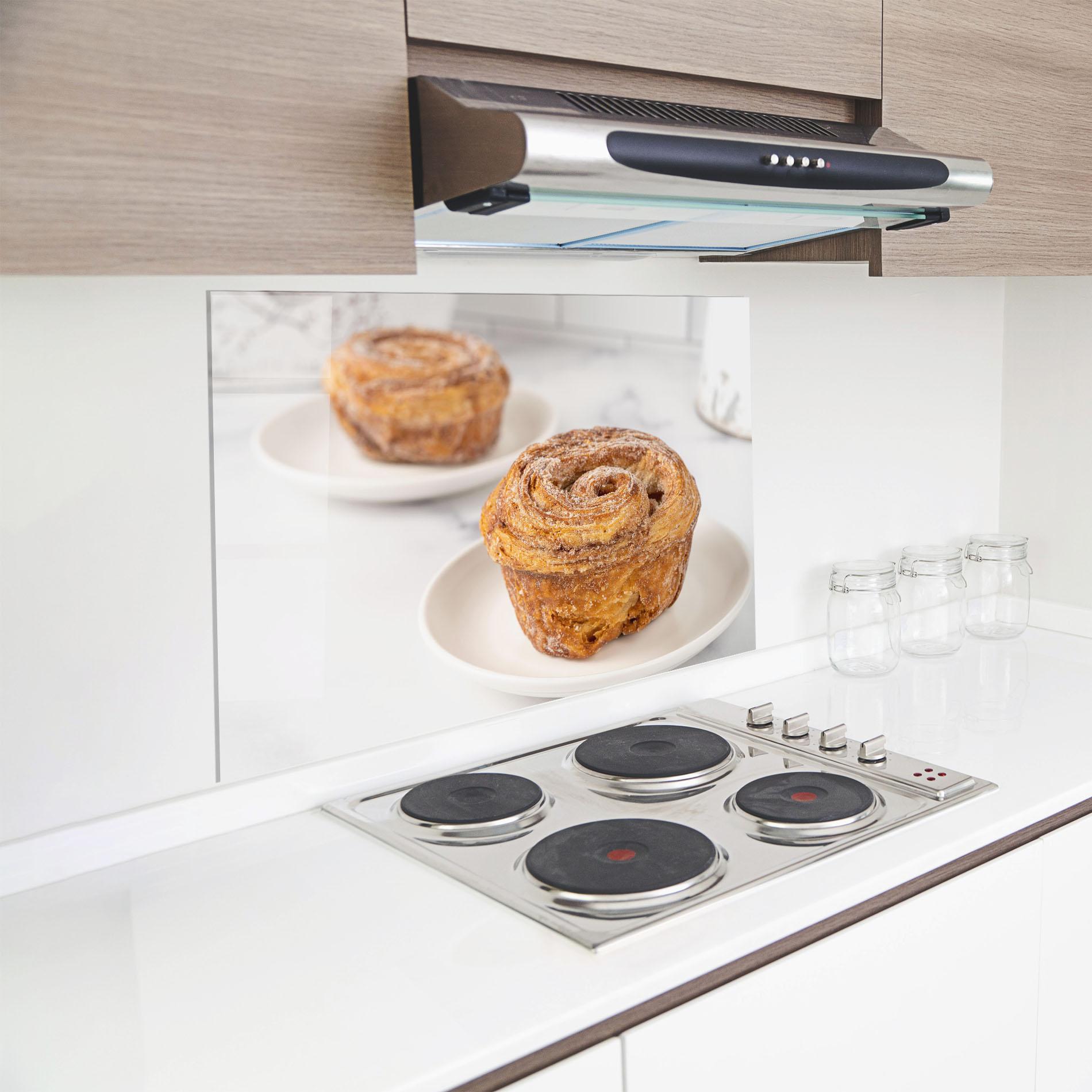 Küchenrückwand Glas Cinnamon Roll mockup 8
