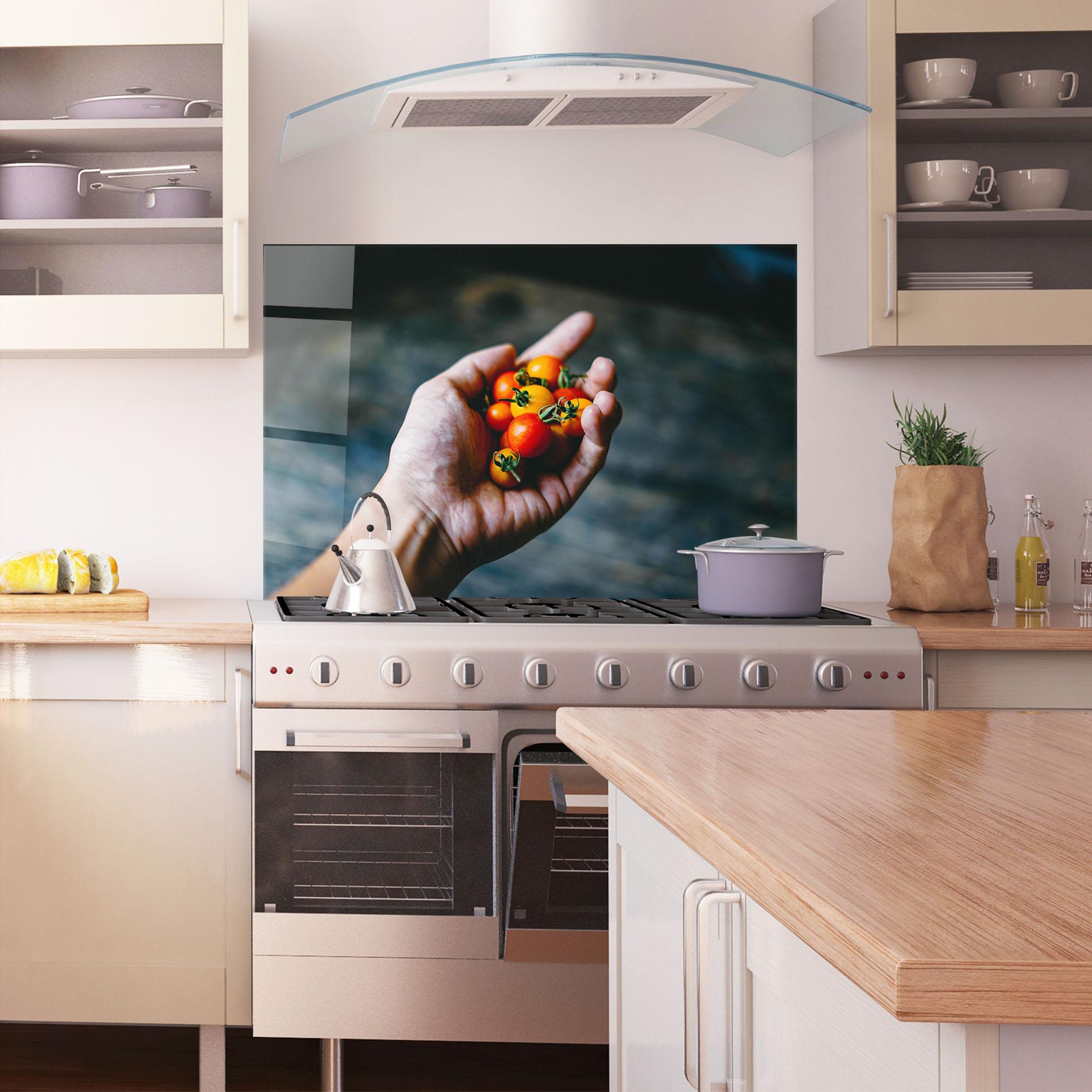 Küchenrückwand Glas Holding Small Cherry mockup 1