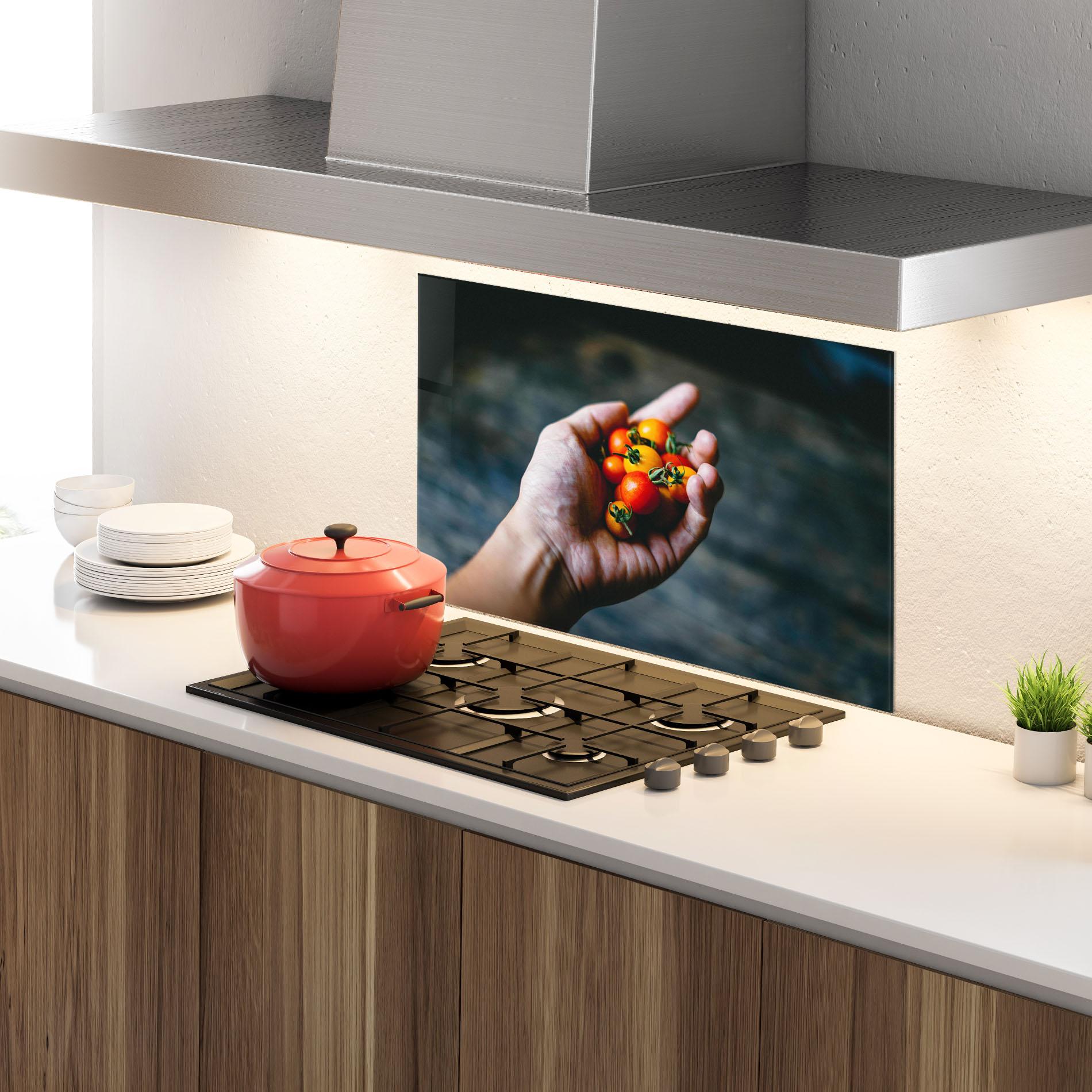 Küchenrückwand Glas Holding Small Cherry mockup 4