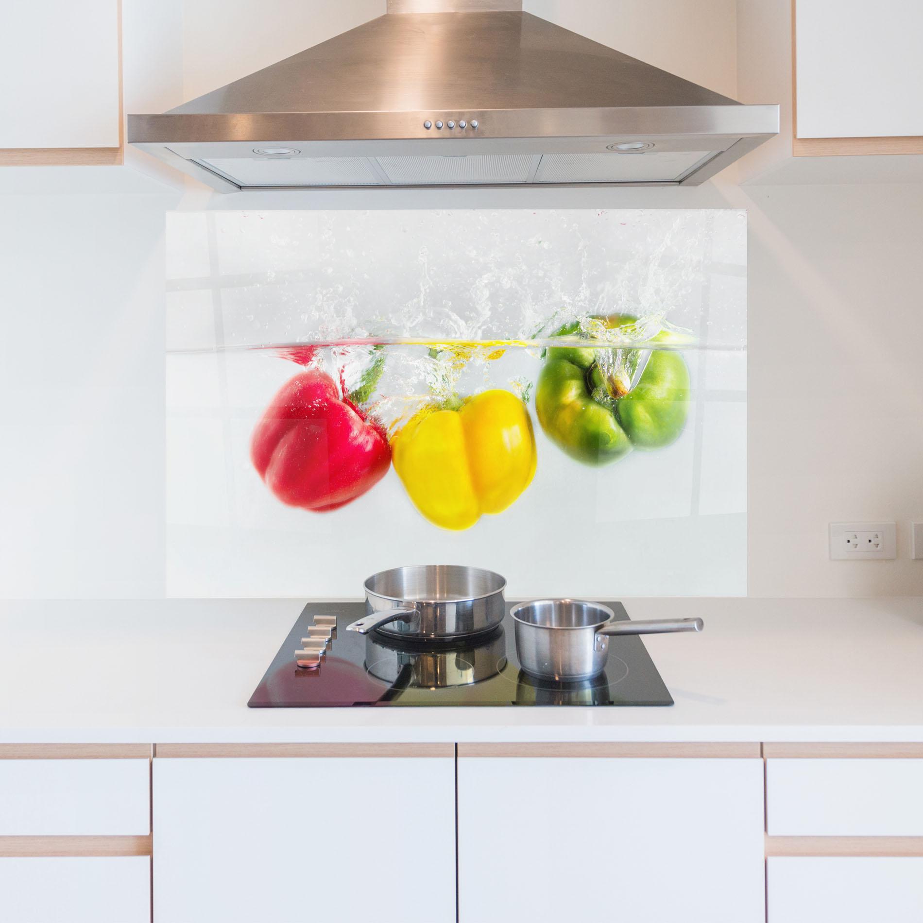 Küchenrückwand Glas Bellpepper In Water mockup 5