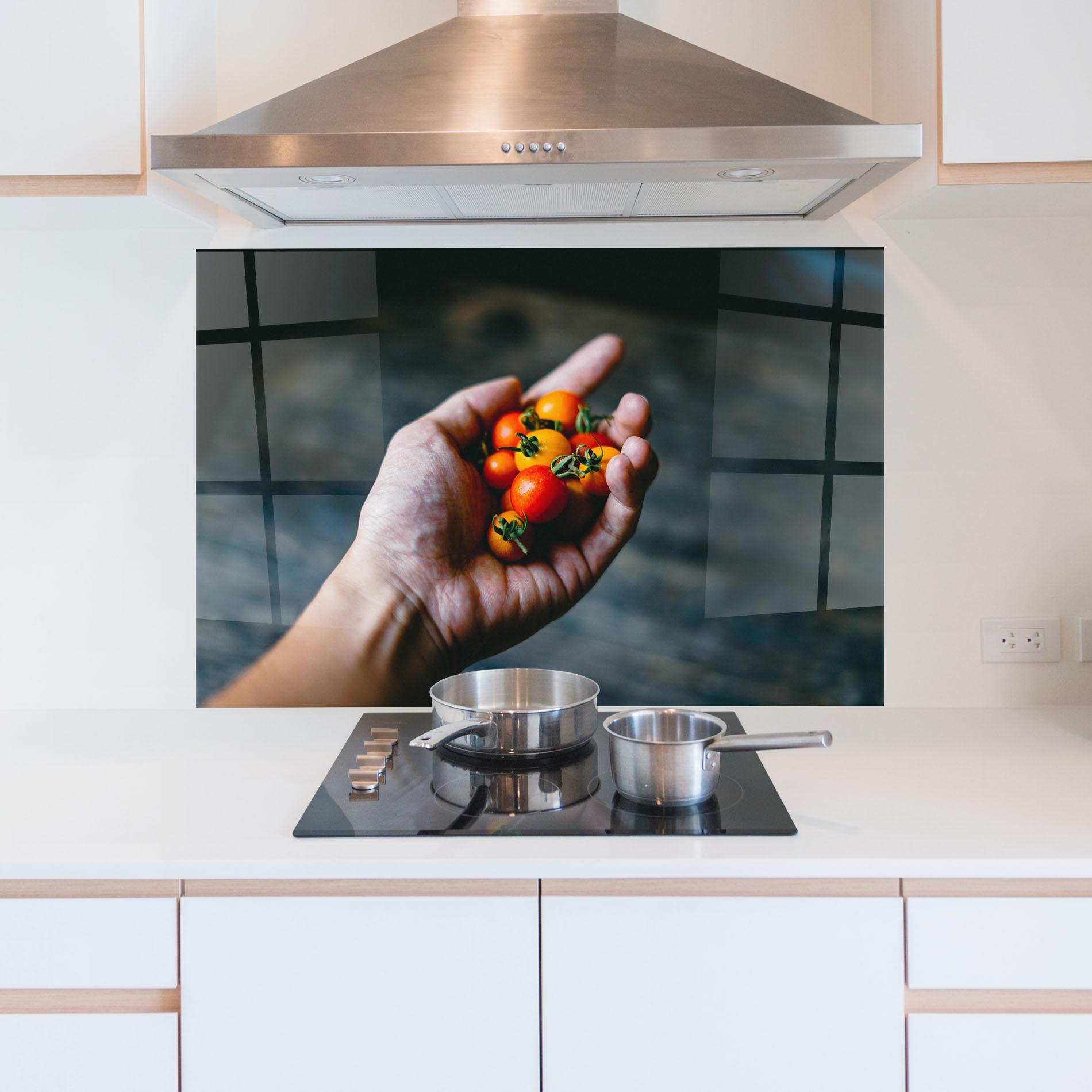 Küchenrückwand Glas Holding Small Cherry mockup 5