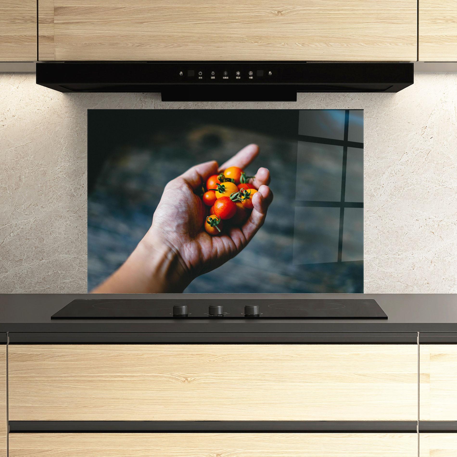 Küchenrückwand Glas Holding Small Cherry mockup 3