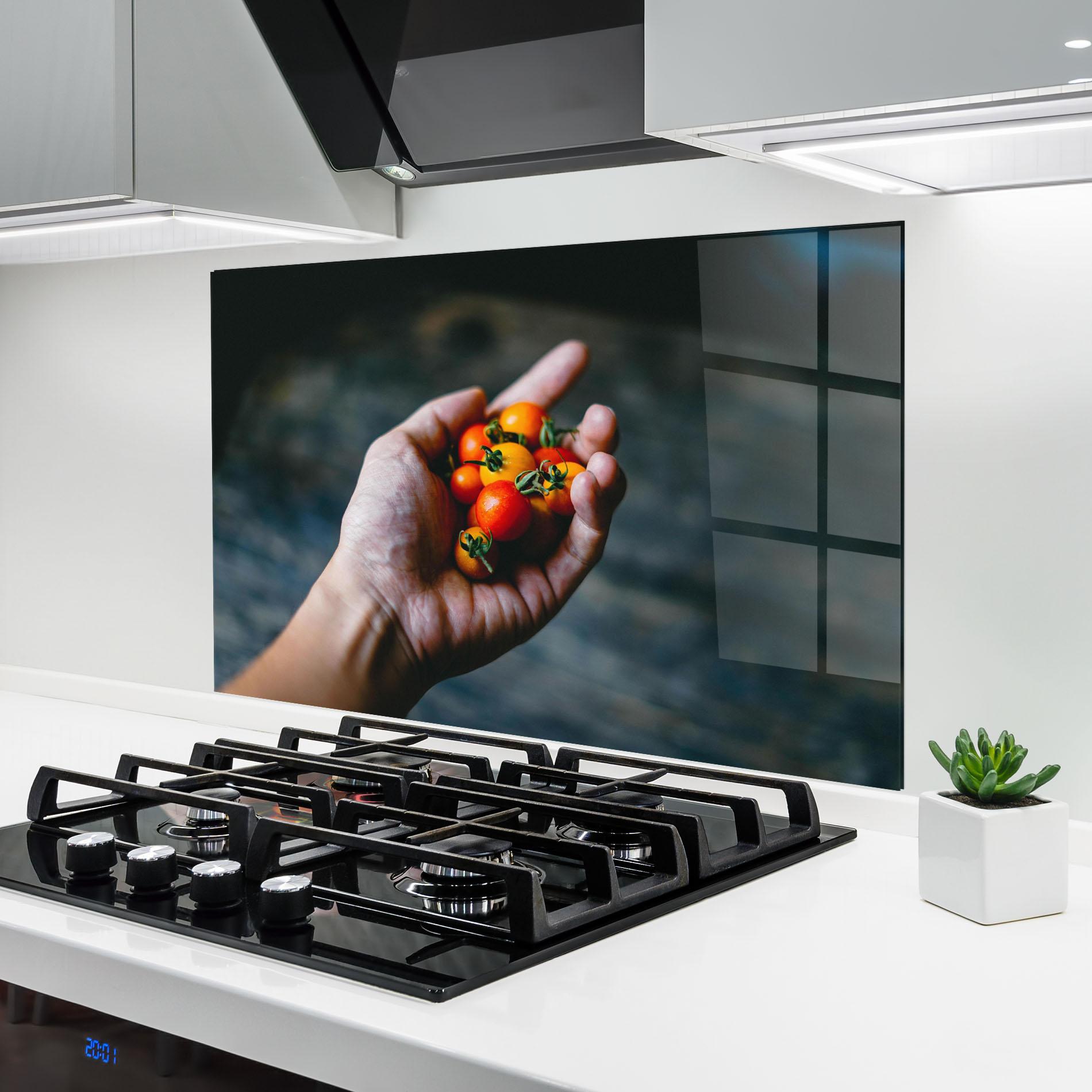 Küchenrückwand Glas Holding Small Cherry mockup 6