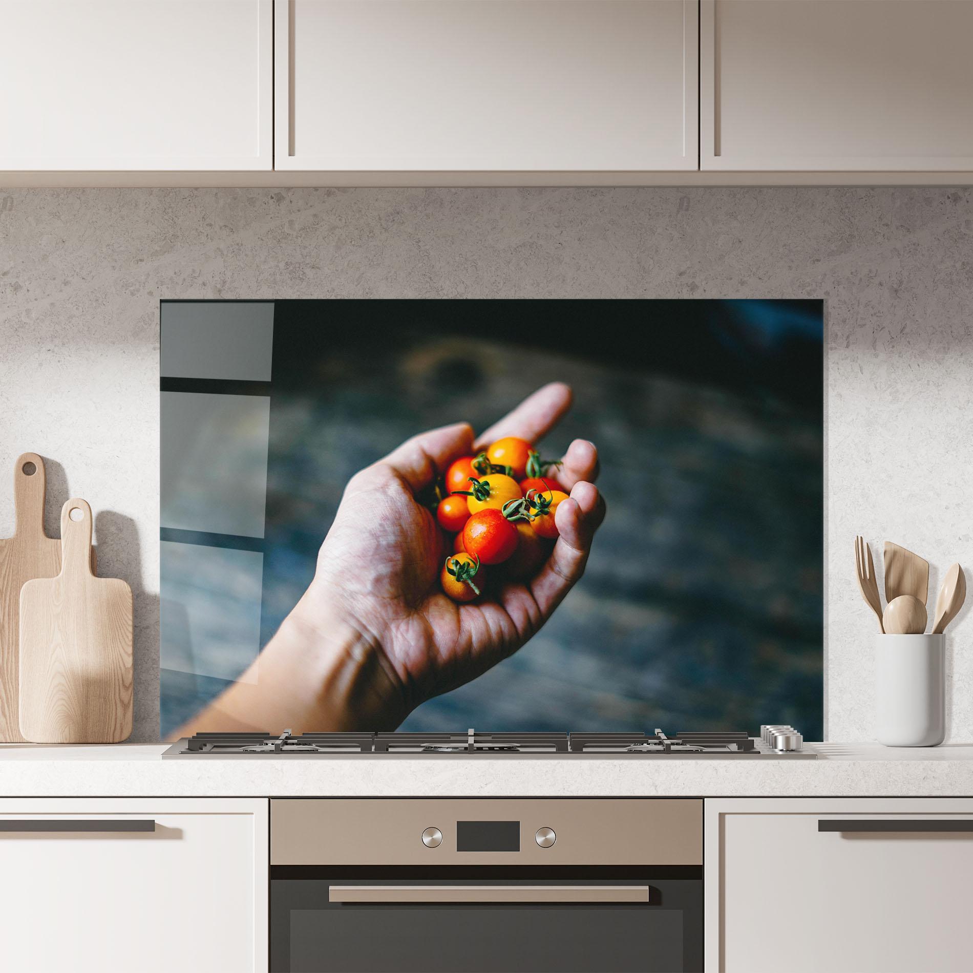 Küchenrückwand Glas Holding Small Cherry mockup 7