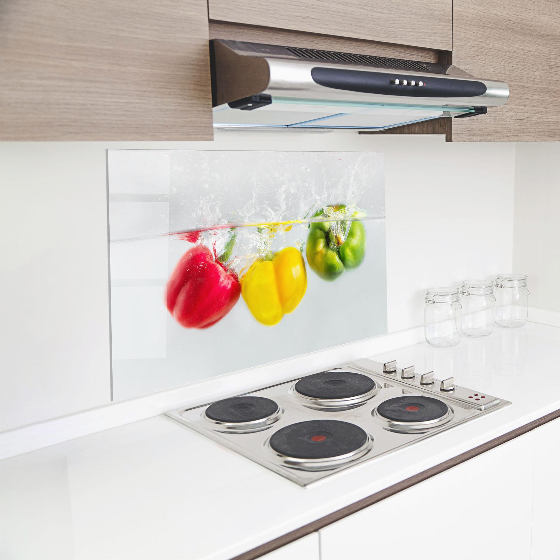 Küchenrückwand Glas Bellpepper In Water mockup 8