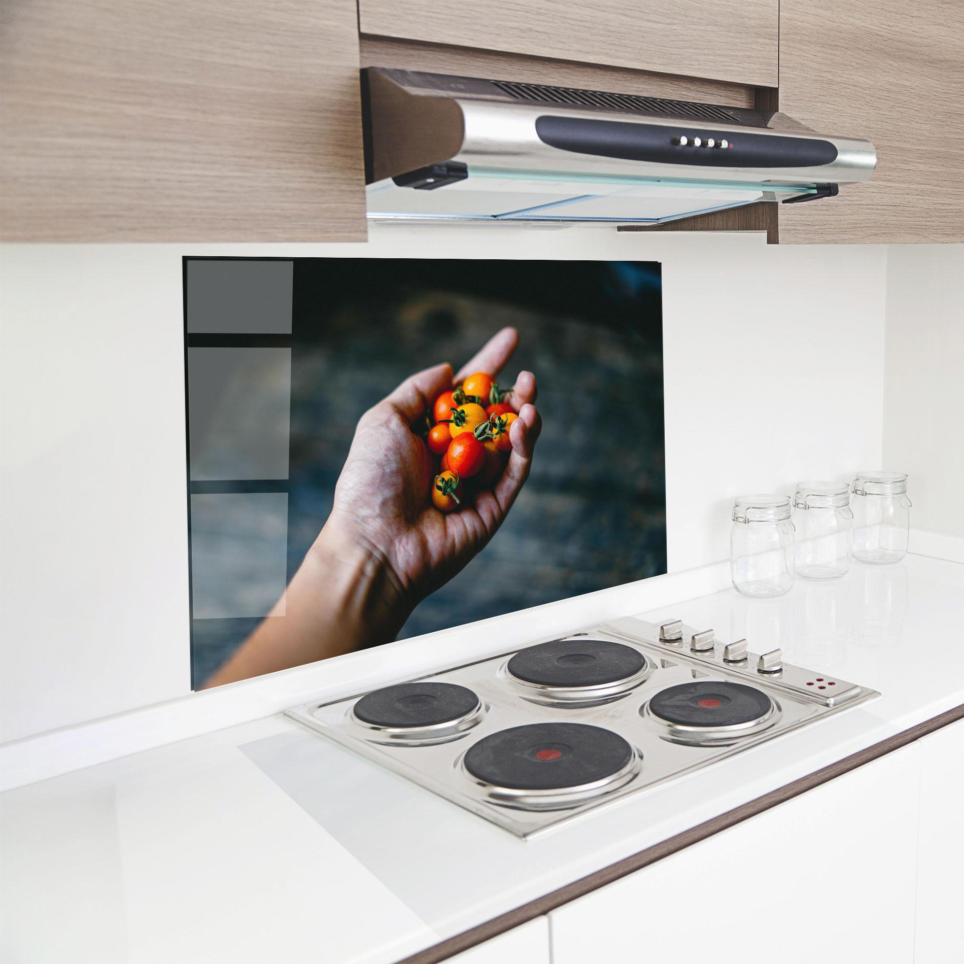 Küchenrückwand Glas Holding Small Cherry mockup 8