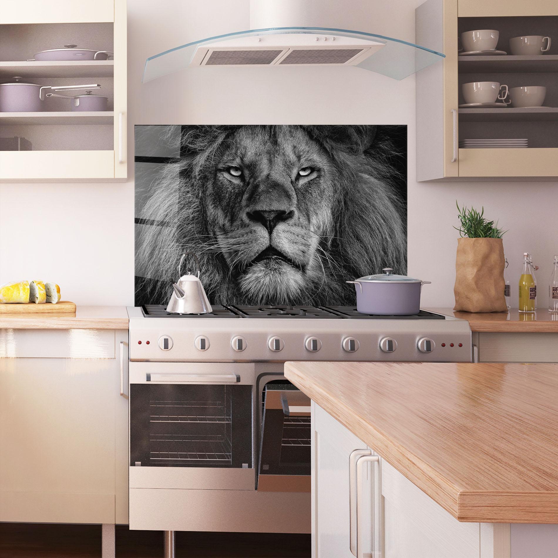 Küchenrückwand Glas Powerful Male Lion mockup 1