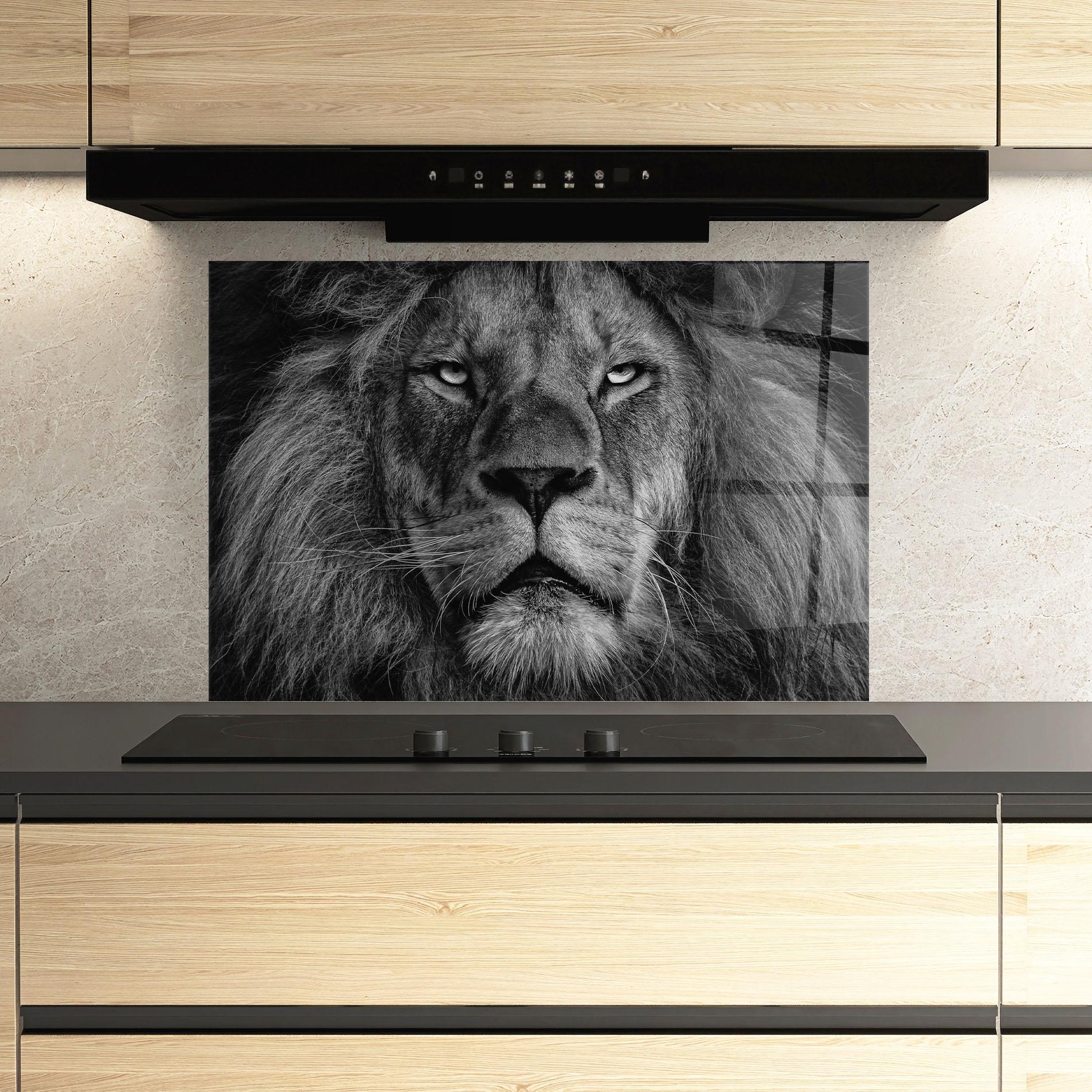 Küchenrückwand Glas Powerful Male Lion mockup 3