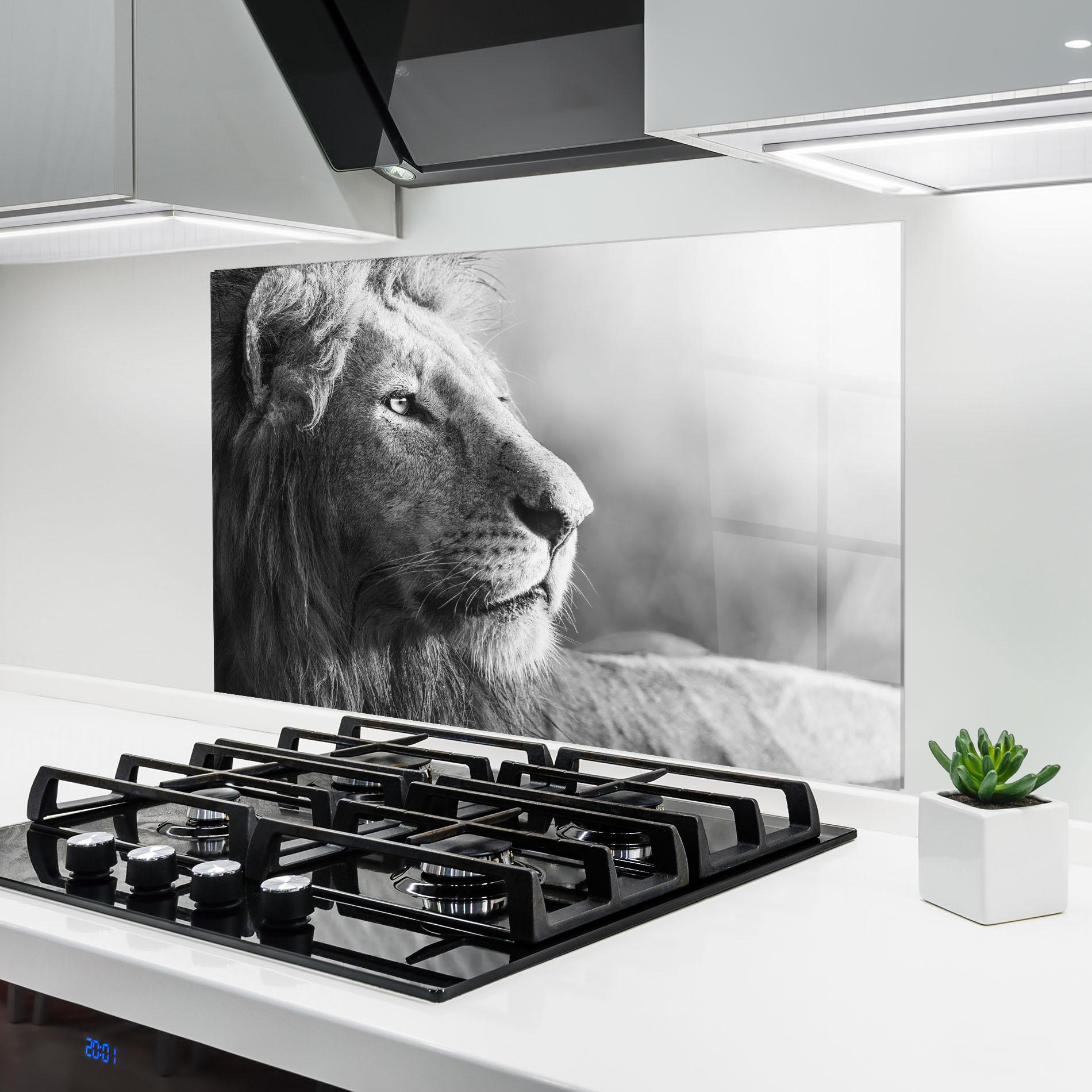 Küchenrückwand Glas Grey Lion Head mockup 6