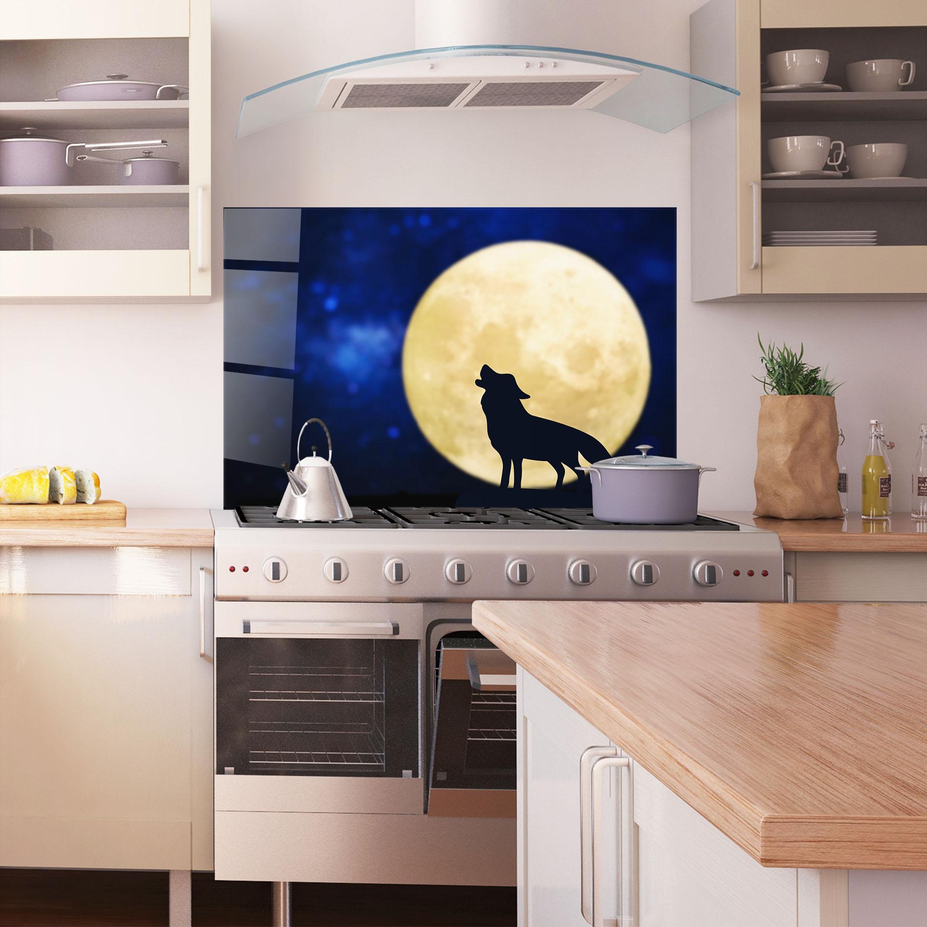Küchenrückwand Glas Howling Wolf Silhouette mockup 1