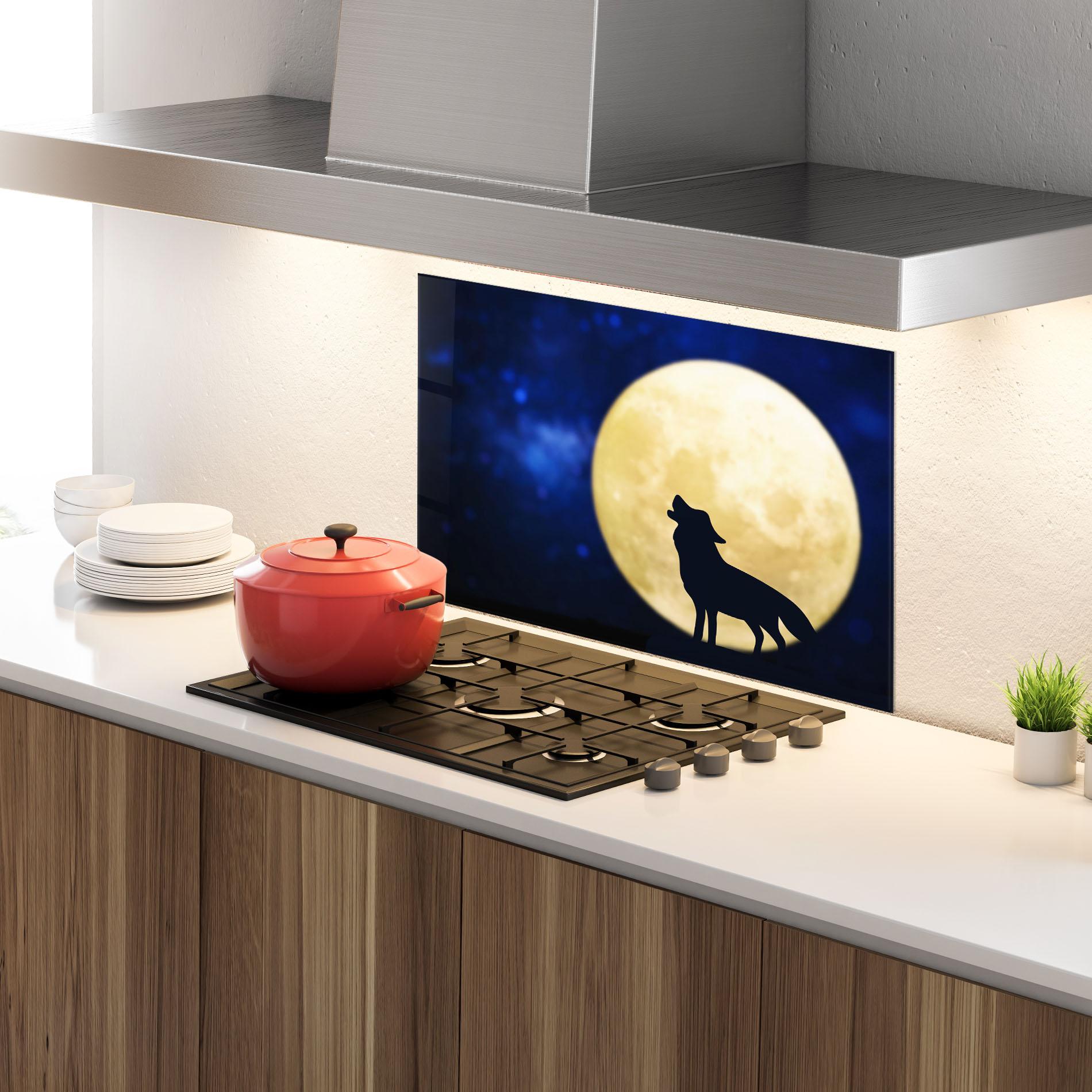 Küchenrückwand Glas Howling Wolf Silhouette mockup 4