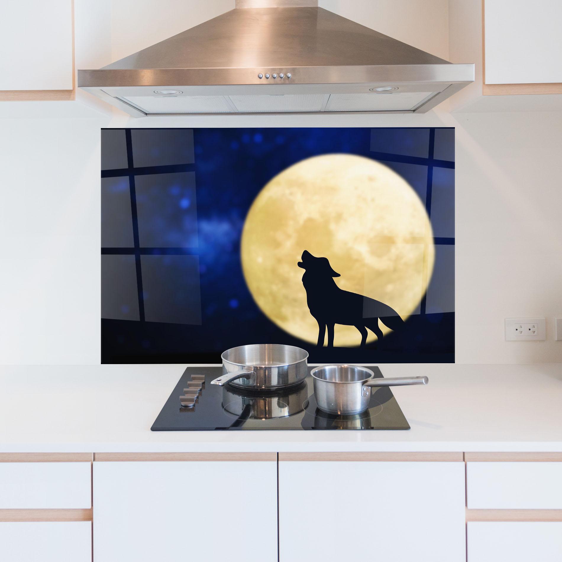 Küchenrückwand Glas Howling Wolf Silhouette mockup 5
