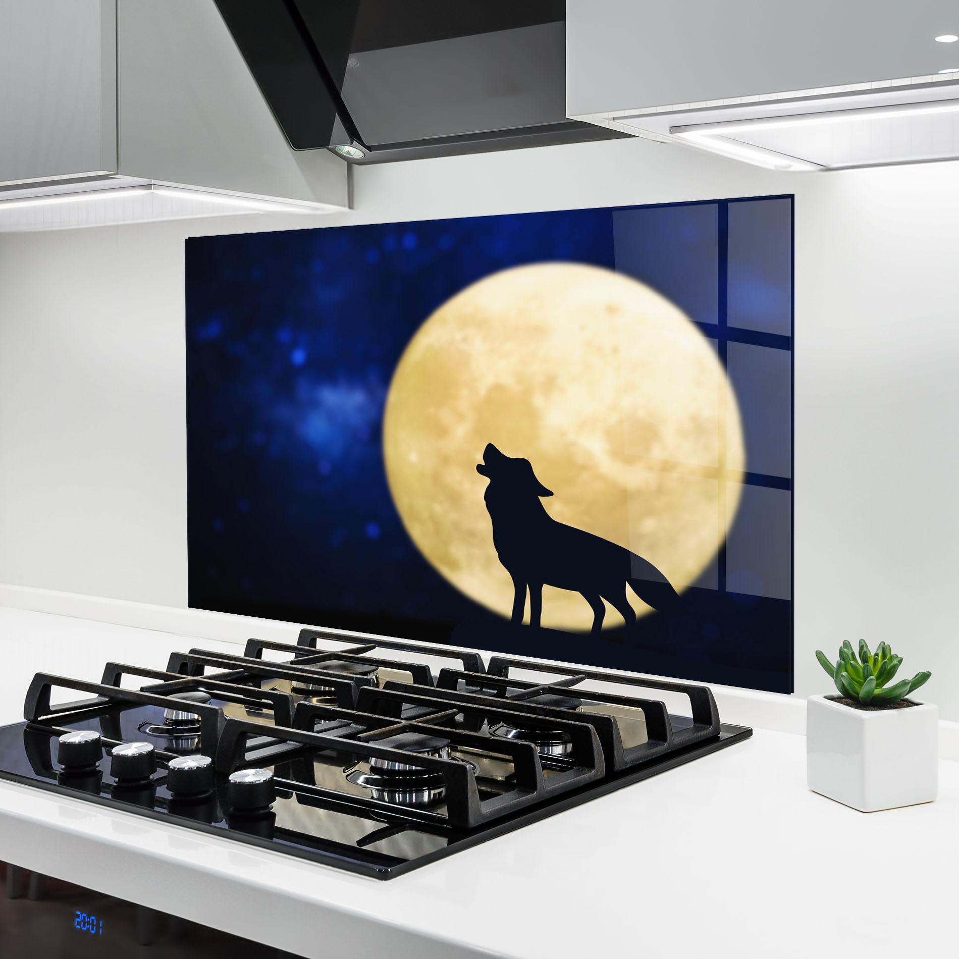 Küchenrückwand Glas Howling Wolf Silhouette mockup 6