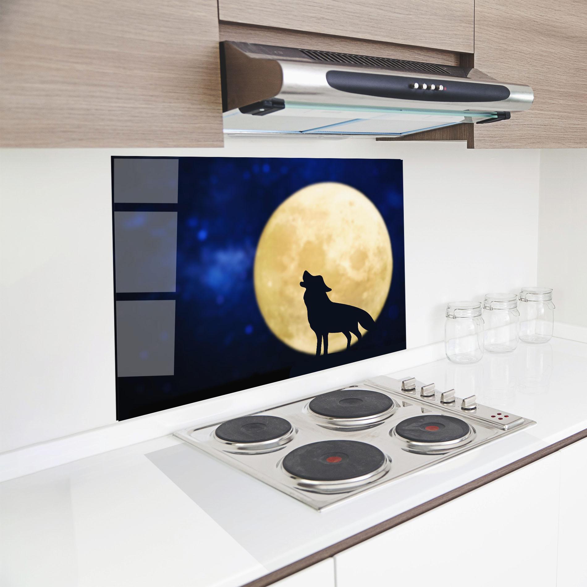 Küchenrückwand Glas Howling Wolf Silhouette mockup 8