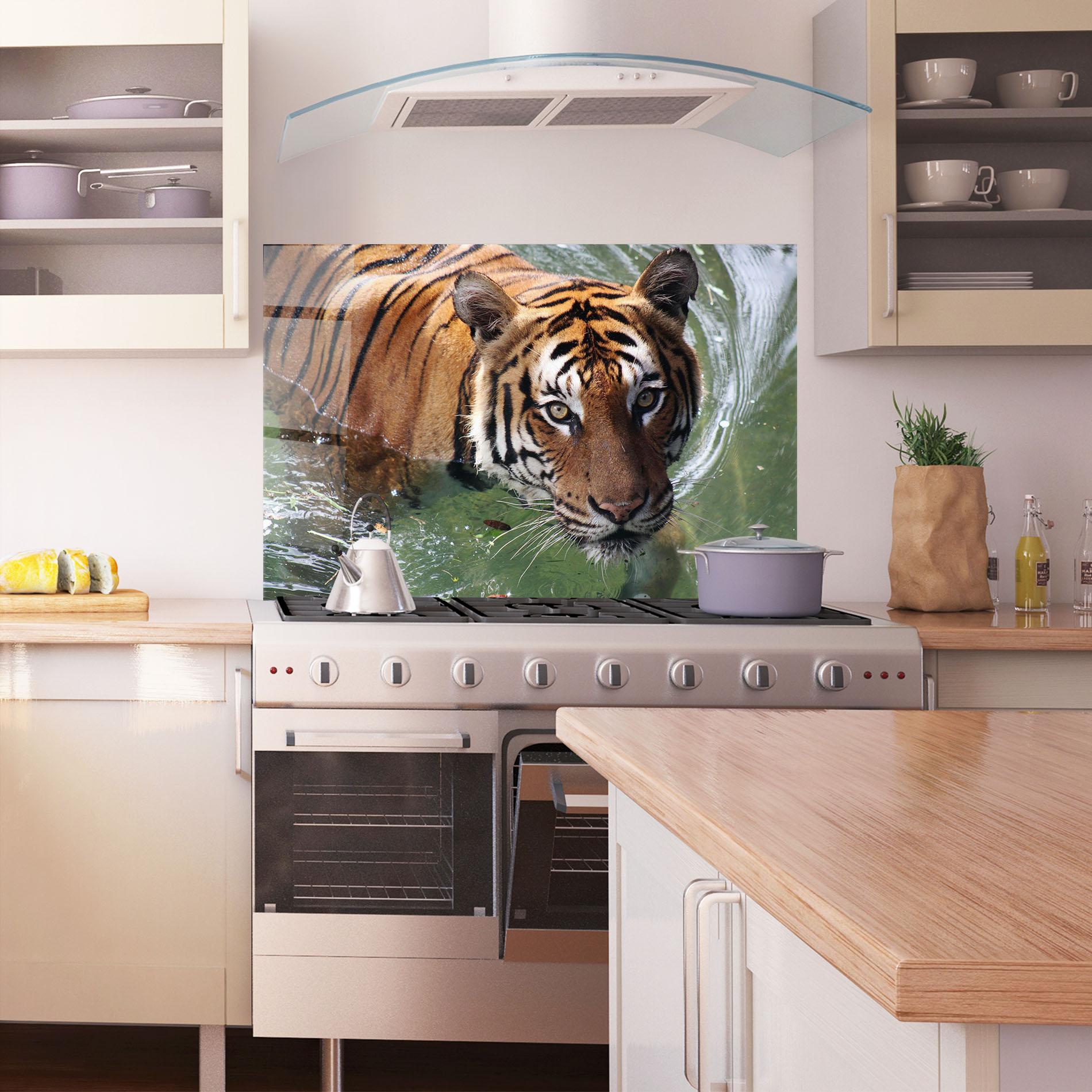 Küchenrückwand Glas Tiger Swimming mockup 1
