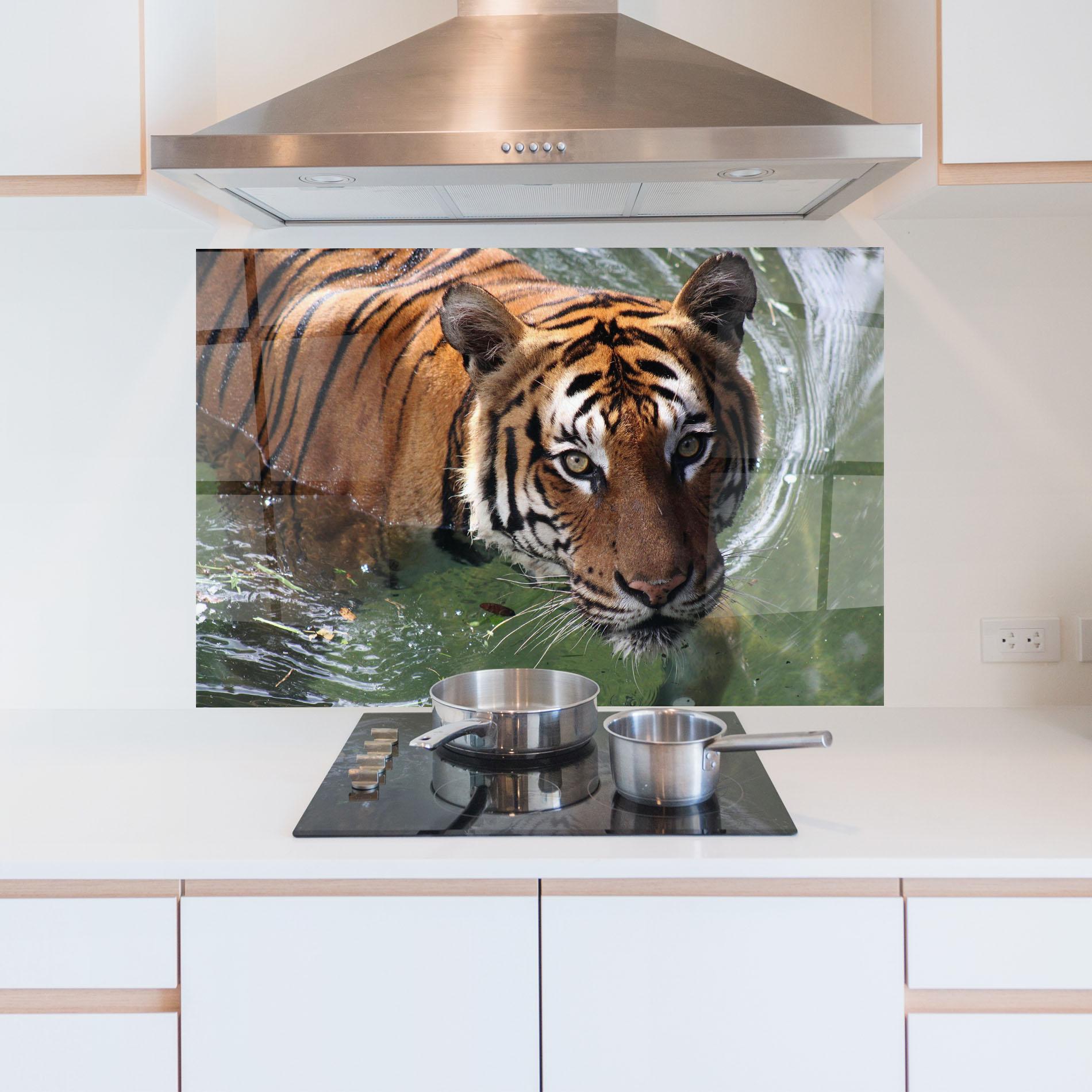 Küchenrückwand Glas Tiger Swimming mockup 5