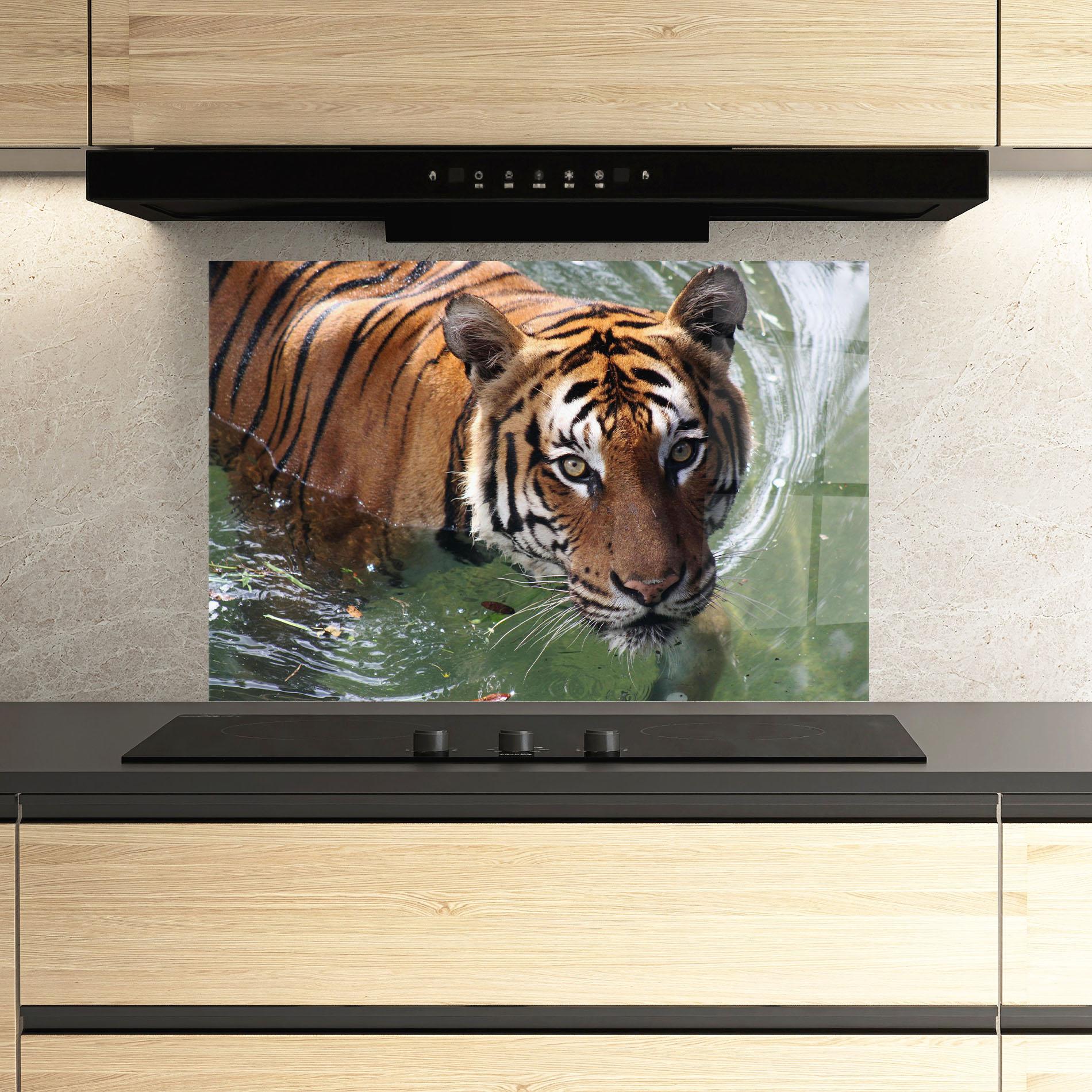 Küchenrückwand Glas Tiger Swimming mockup 3