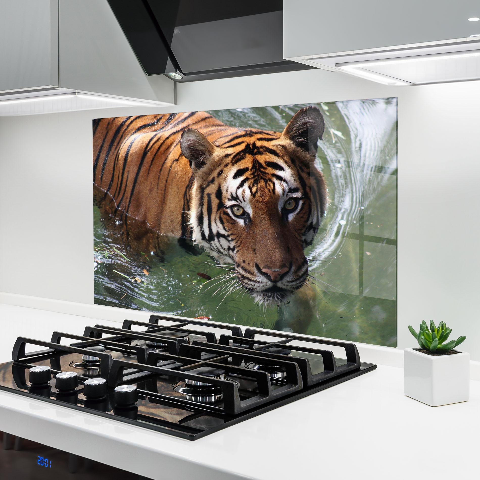 Küchenrückwand Glas Tiger Swimming mockup 6