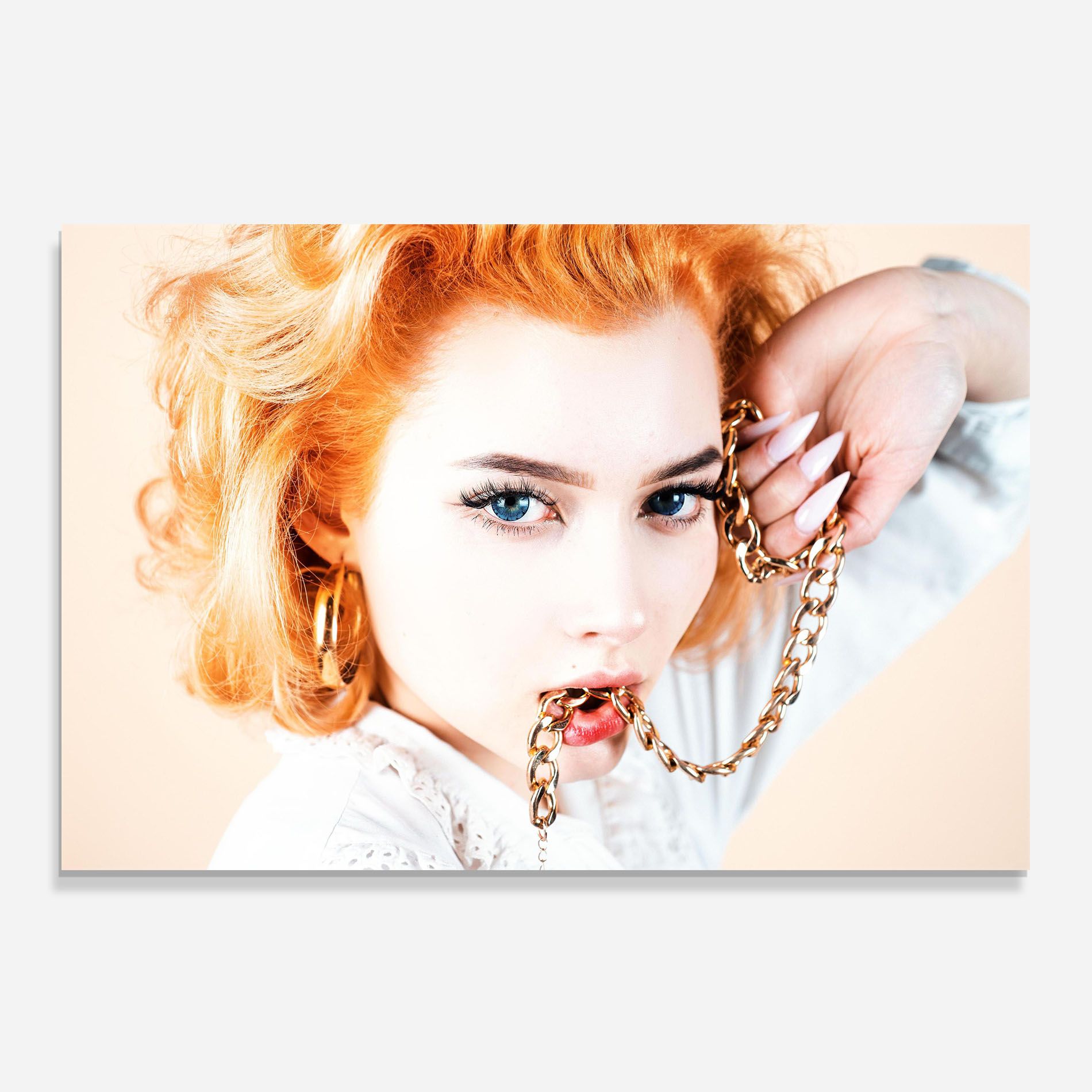 Lips Gold Chain mockup 0