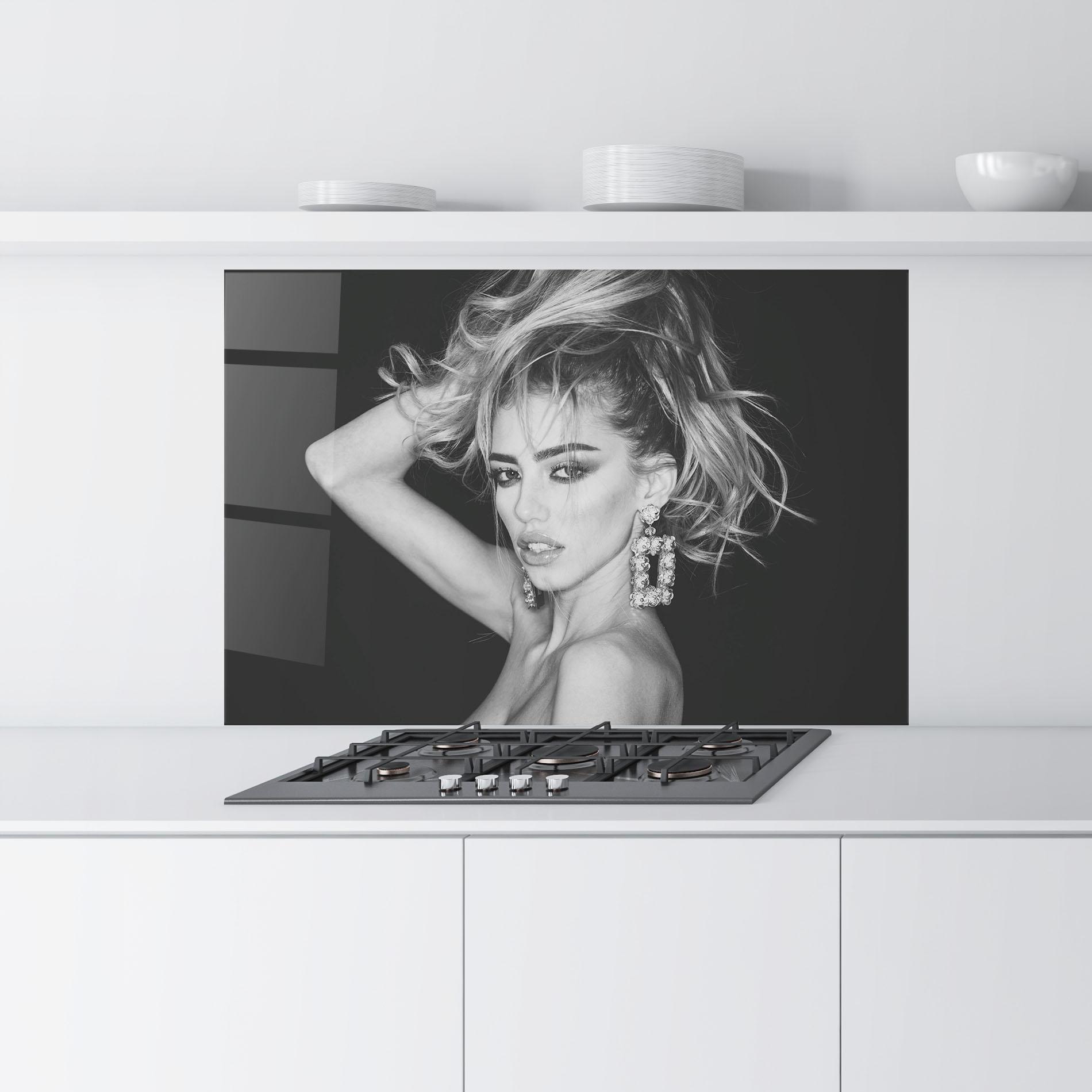 Küchenrückwand Glas Grey Flower Earrings mockup 9