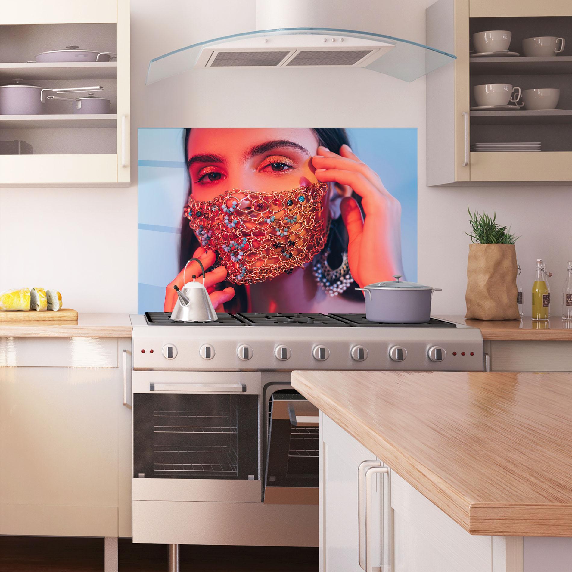 Küchenrückwand Glas Gold Chain Face Mask mockup 1
