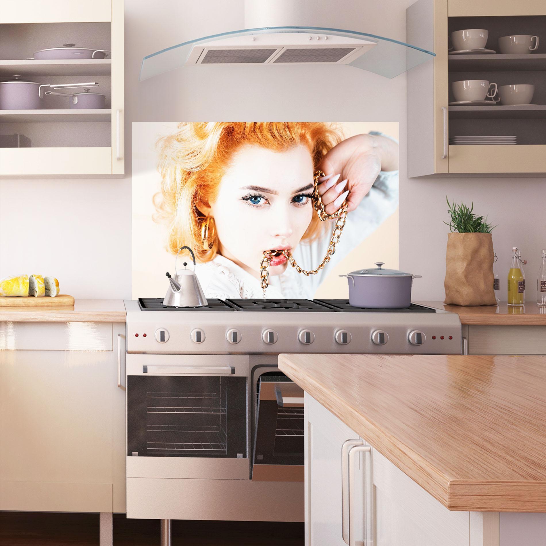 Küchenrückwand Glas Lips Gold Chain mockup 1
