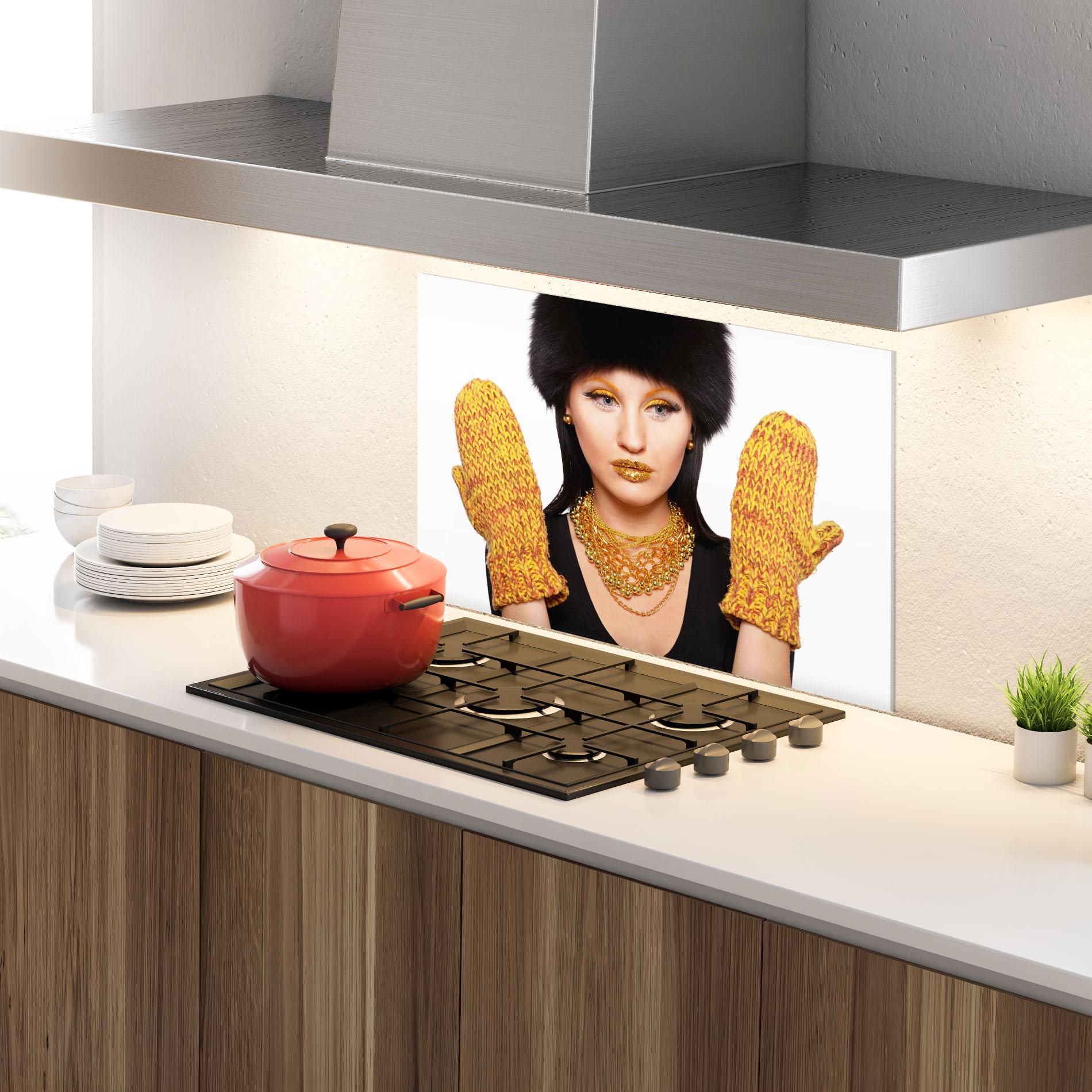 Küchenrückwand Glas Iteresting Gold Accessories mockup 4