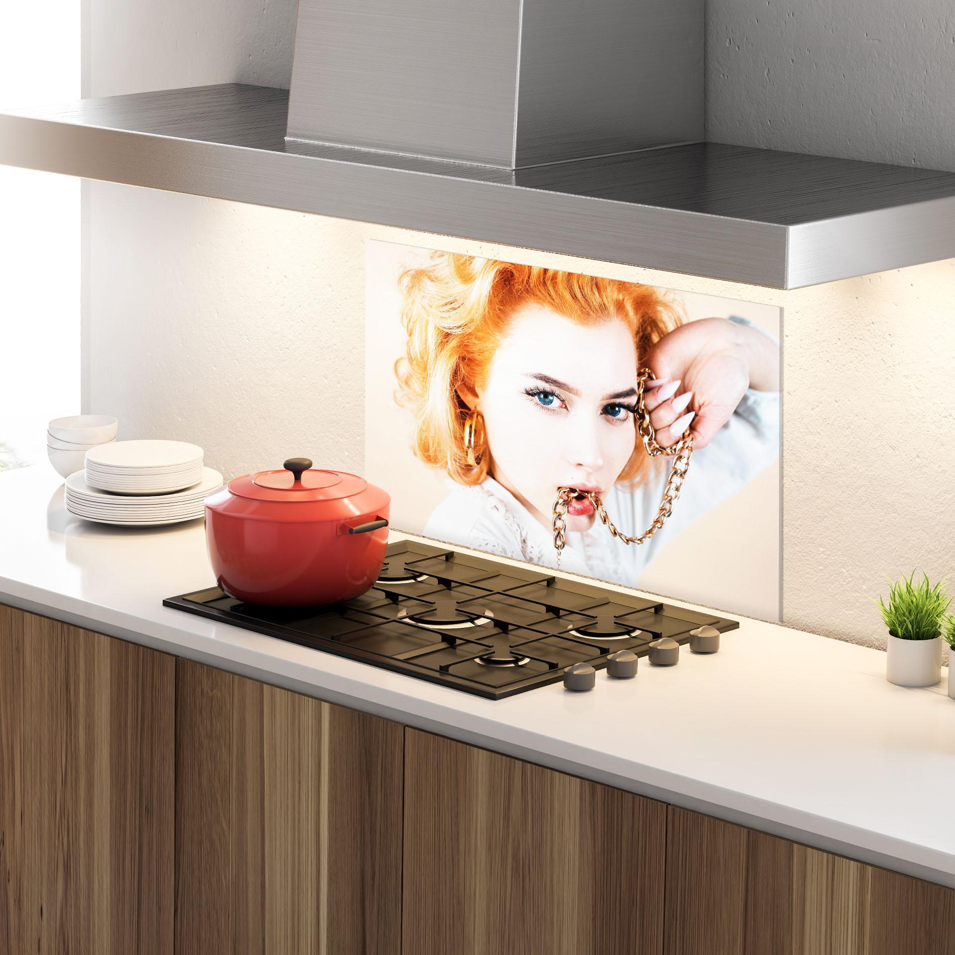 Küchenrückwand Glas Lips Gold Chain mockup 4