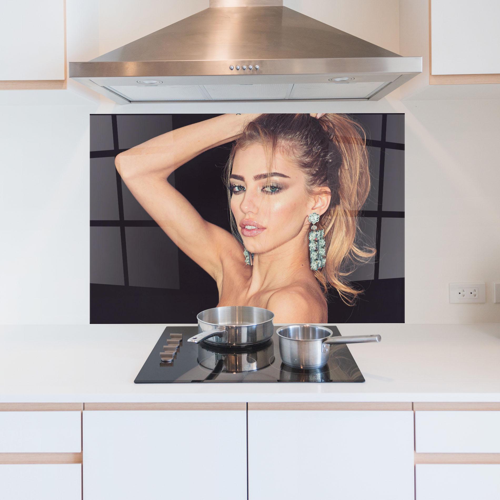 Küchenrückwand Glas Flower Earrings mockup 5