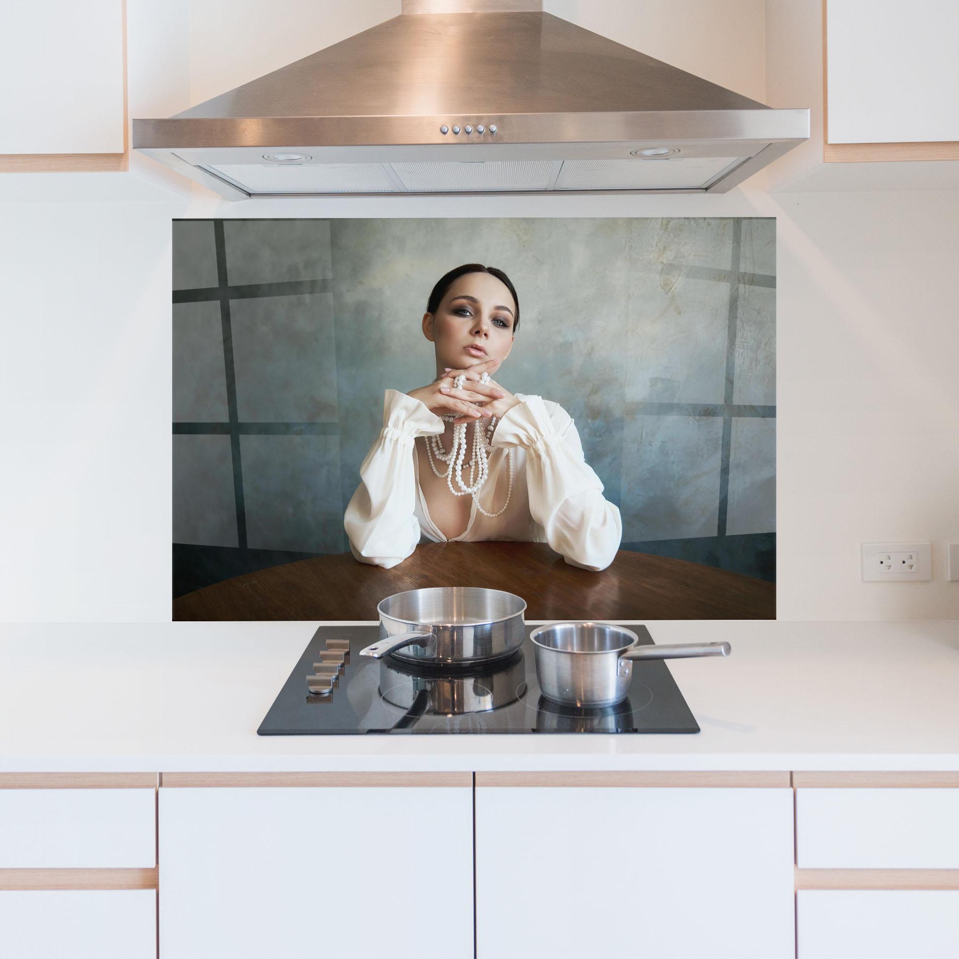 Küchenrückwand Glas Girl White Pearls mockup 5