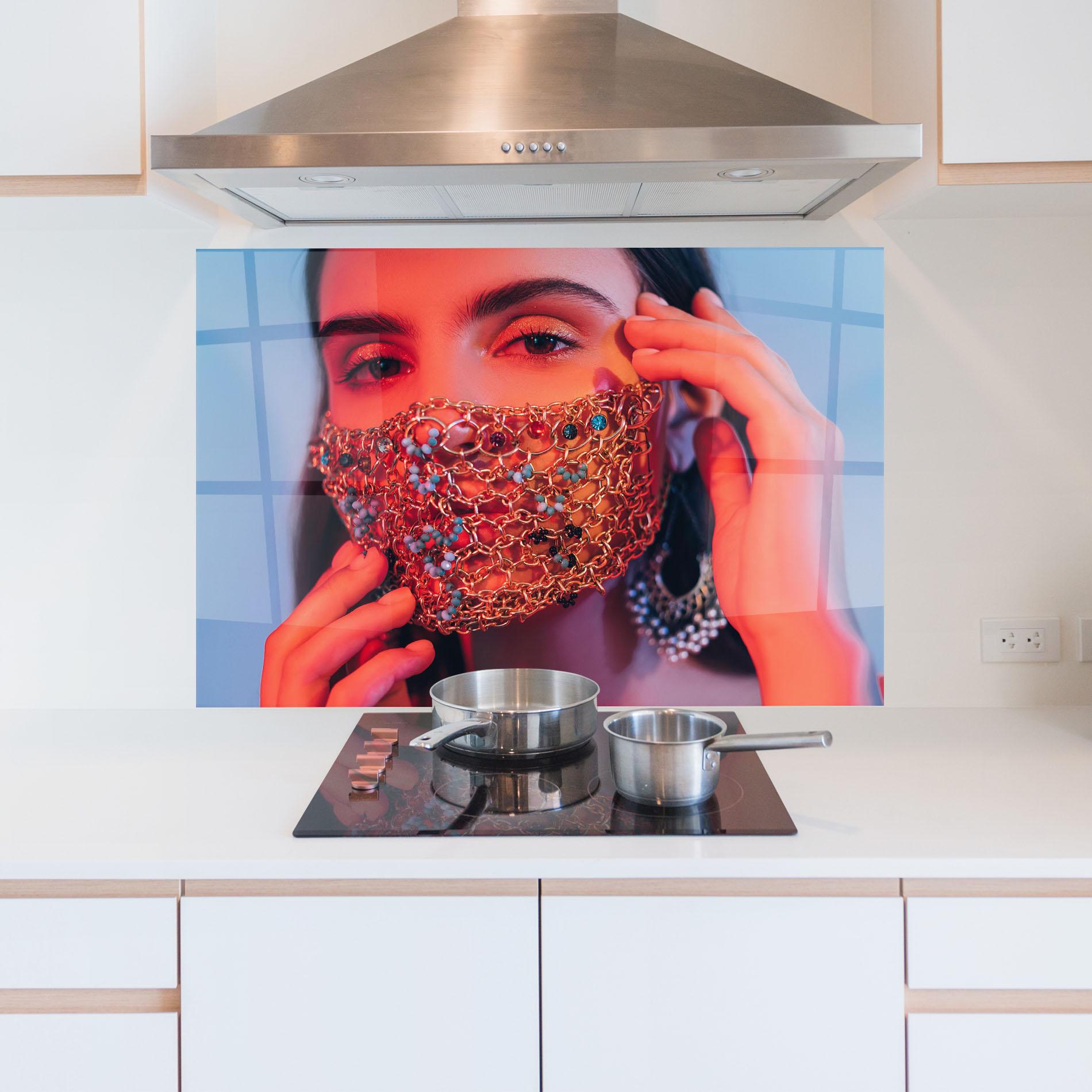 Küchenrückwand Glas Gold Chain Face Mask mockup 5