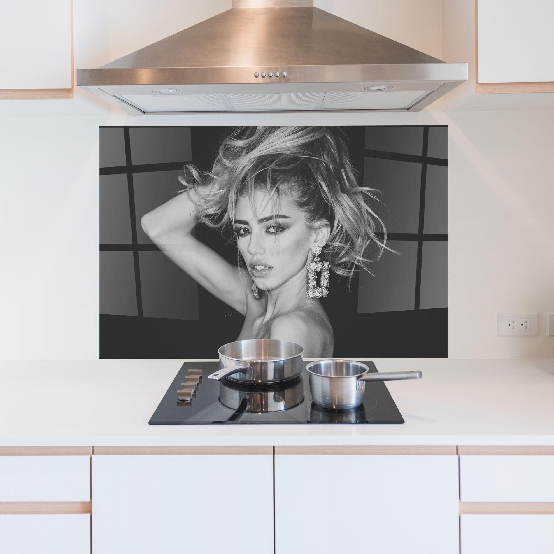 Küchenrückwand Glas Grey Flower Earrings mockup 5