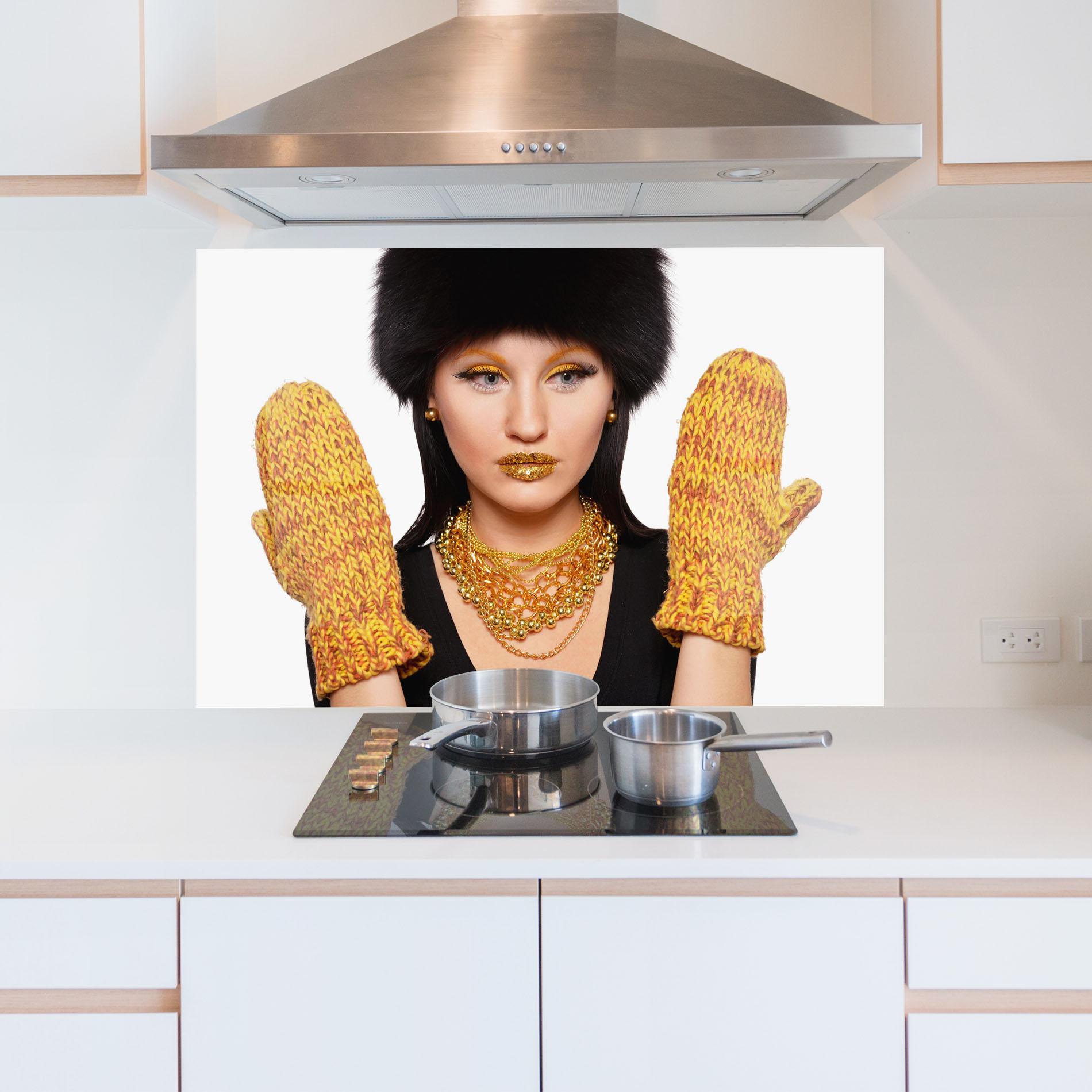 Küchenrückwand Glas Iteresting Gold Accessories mockup 5