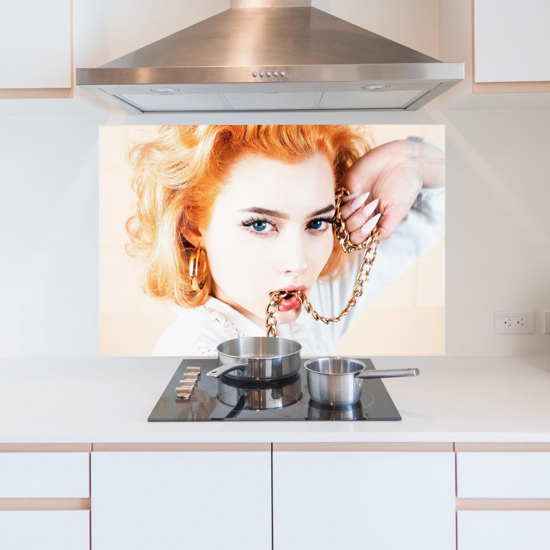 Küchenrückwand Glas Lips Gold Chain mockup 5
