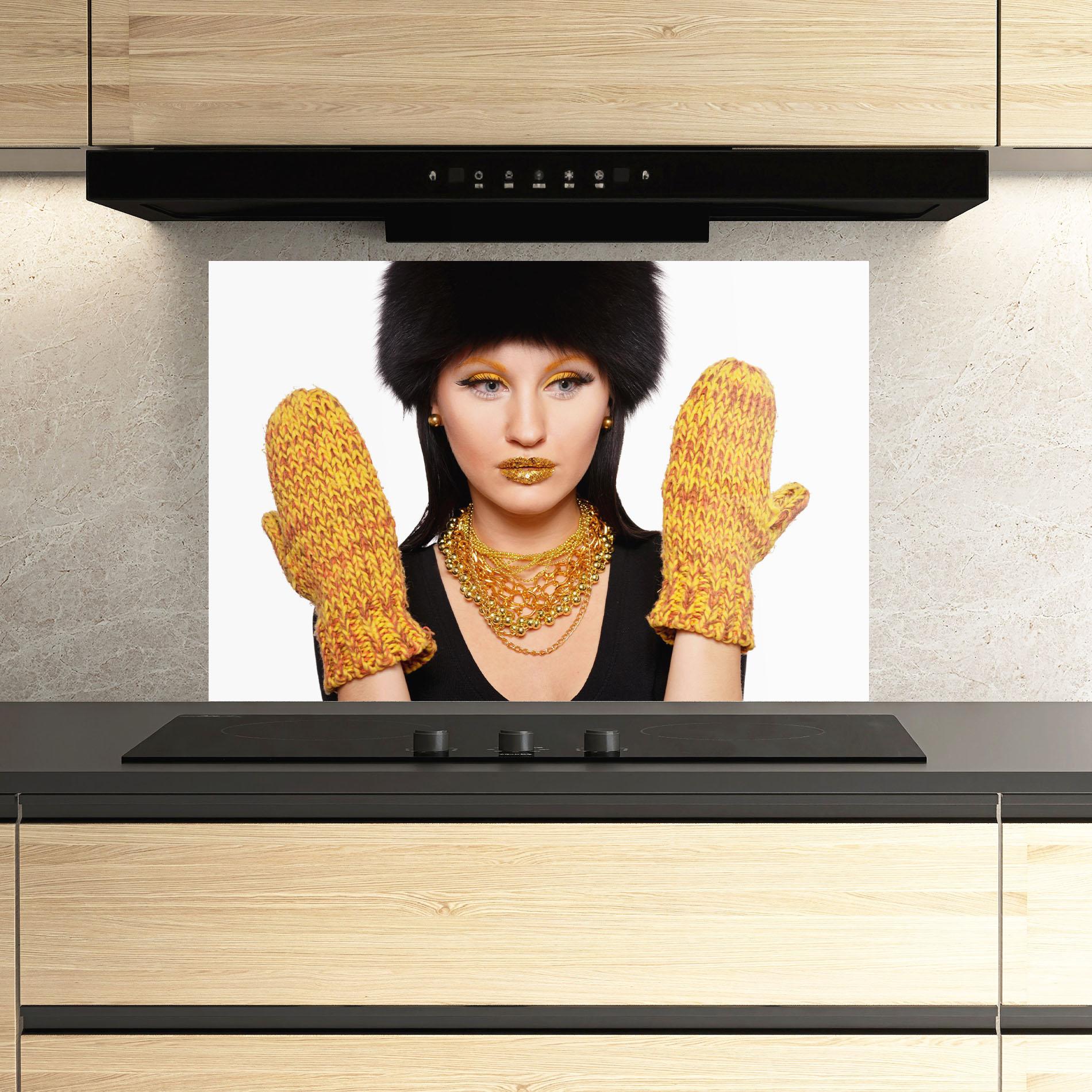 Küchenrückwand Glas Iteresting Gold Accessories mockup 3