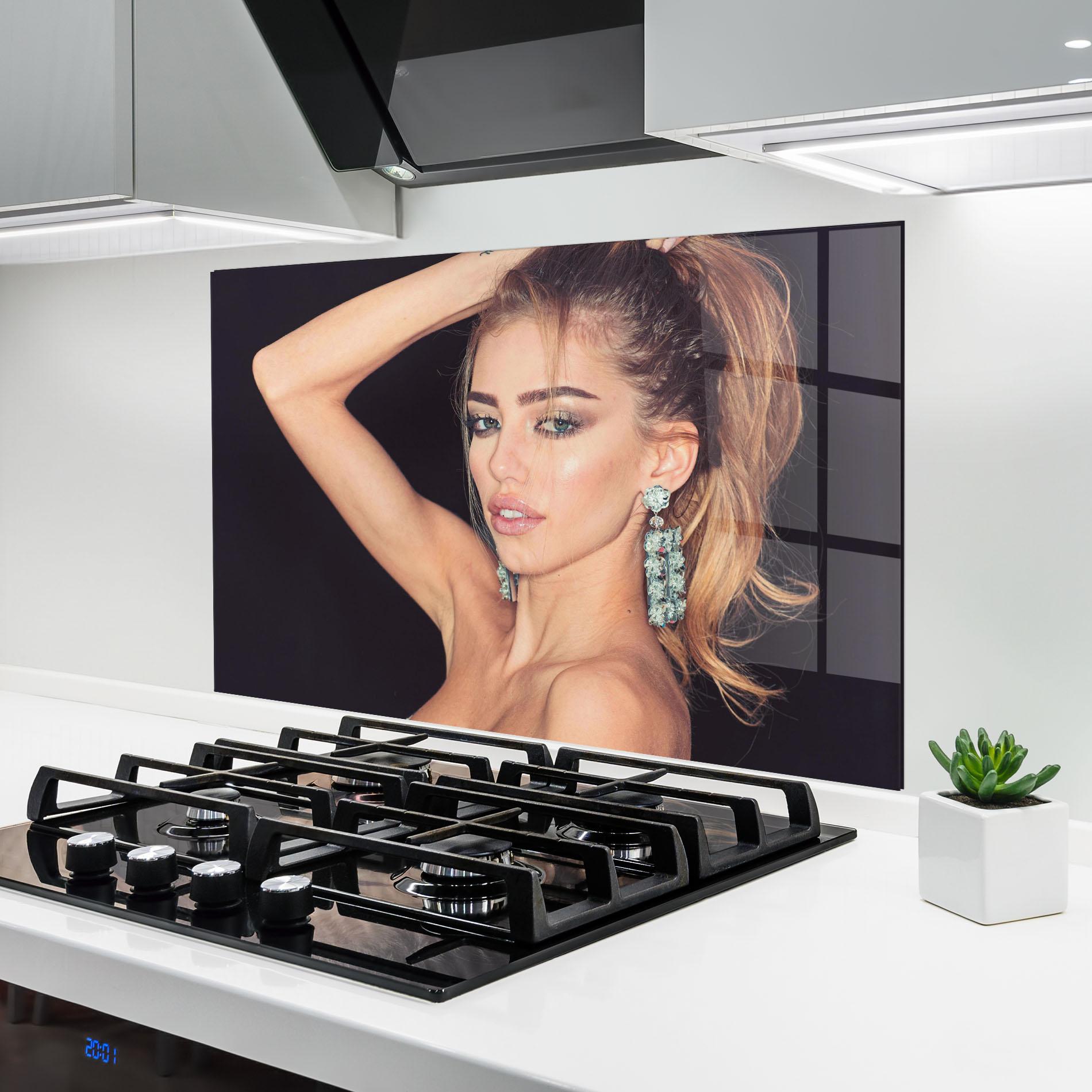 Küchenrückwand Glas Flower Earrings mockup 6