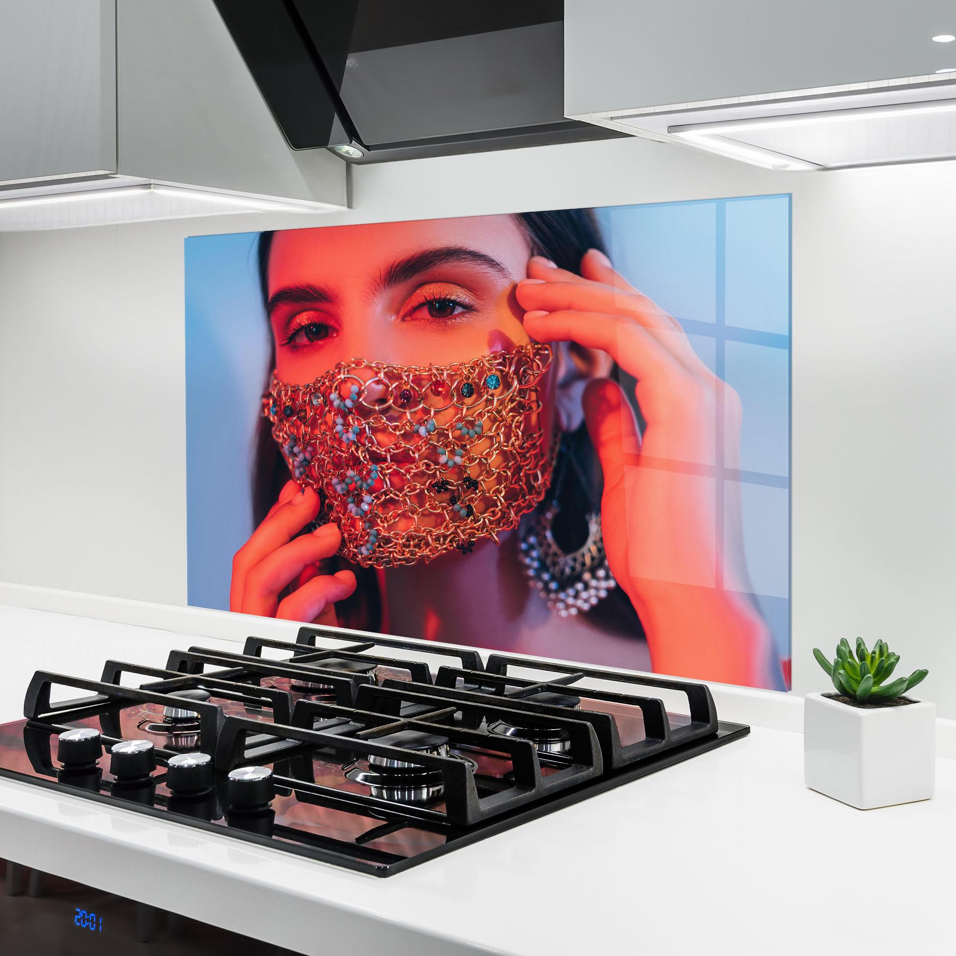 Küchenrückwand Glas Gold Chain Face Mask mockup 6
