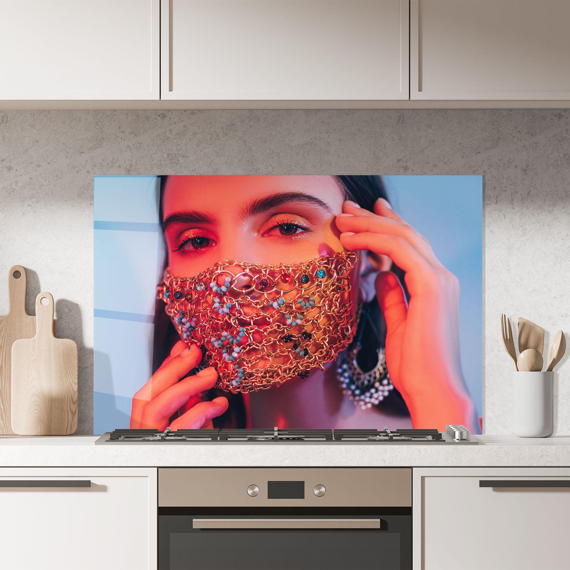 Küchenrückwand Glas Gold Chain Face Mask mockup 7