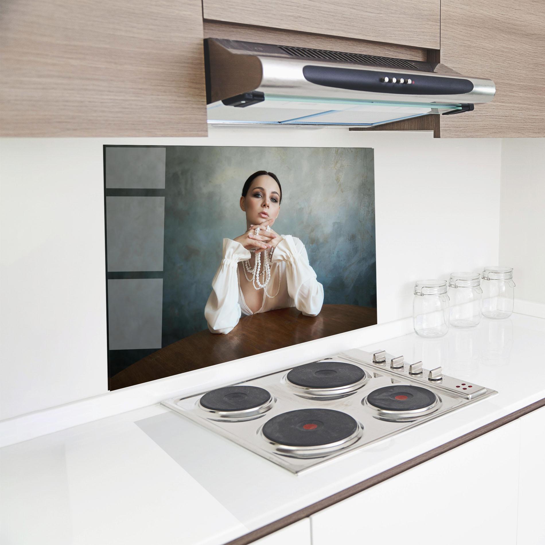 Küchenrückwand Glas Girl White Pearls mockup 8