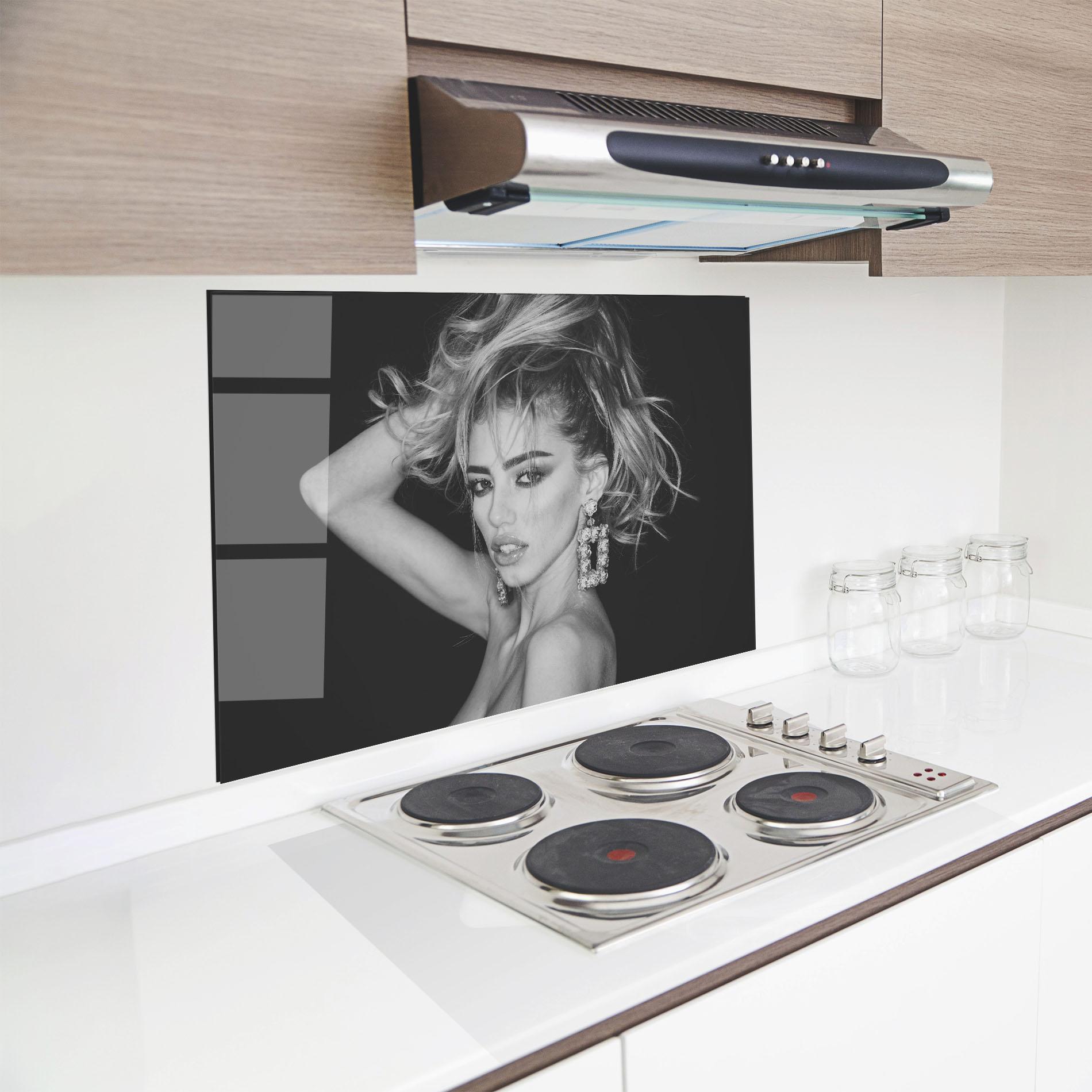 Küchenrückwand Glas Grey Flower Earrings mockup 8